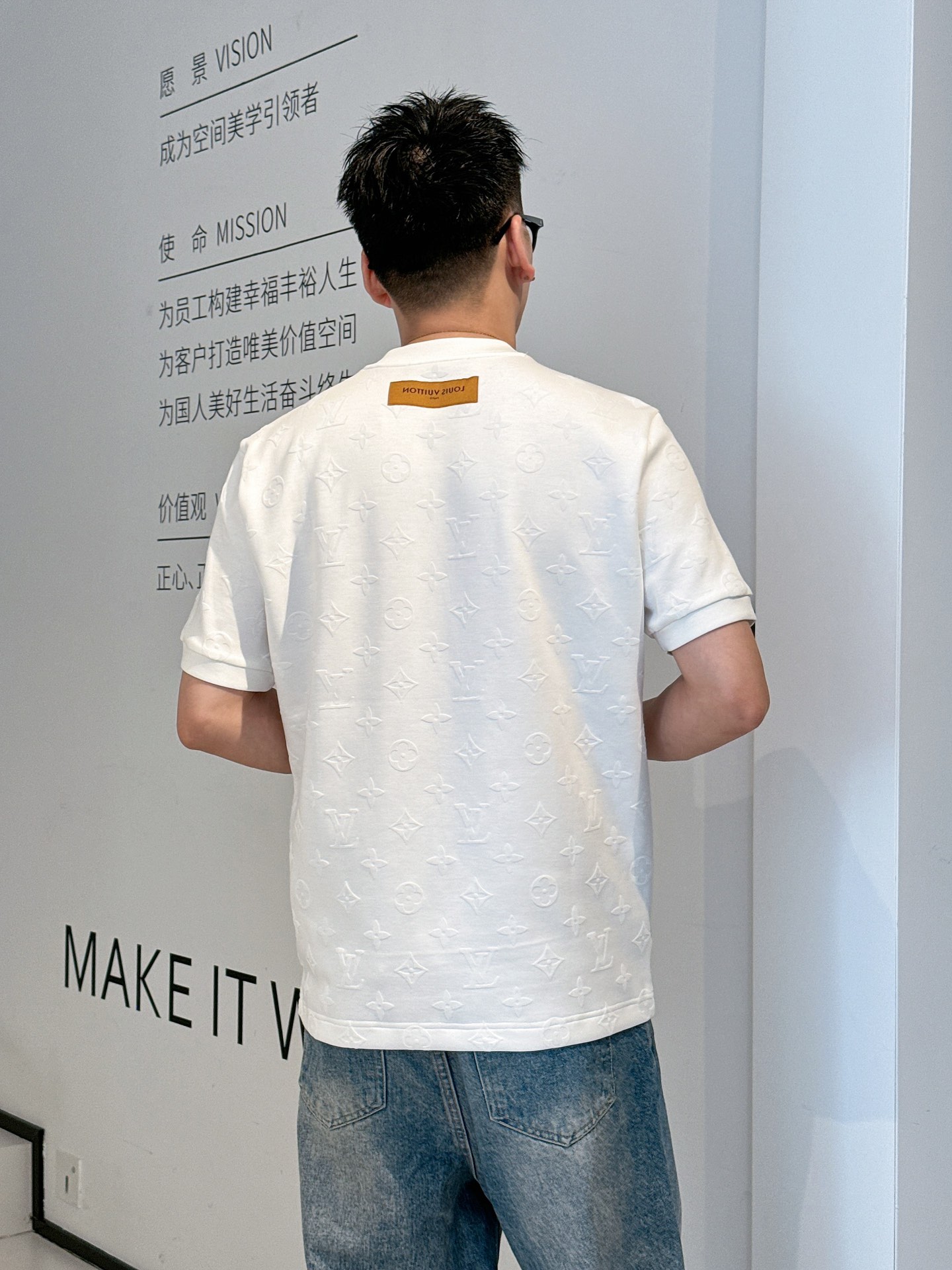 P170  LV  2025秋冬 圆领刺绣短袖T恤打底衫 元素性的Logo徽章凸显休闲时尚魅力,依然独领时尚风骚.内搭好伴侣…
客供高支弹力针织100%液氨空气层面料,平整匀称的针织轻薄清爽,柔软舒适,透气性极佳.简洁而富有独特魅力.直裁版型更为适合搭配各种潮流时尚造型.
采用器械刺绣,细腻饱满的质感突显,为时尚运动休闲带来全新体验.
颜色：黑色 白色 
尺码： M-3XL
AAA1