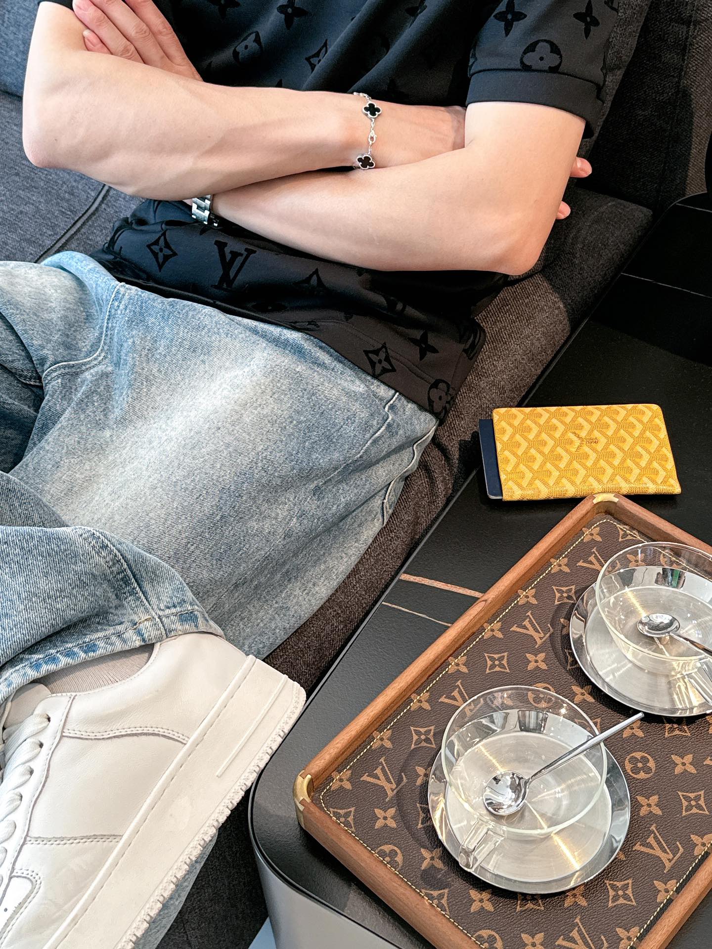 P170   LV2025秋冬 圆领刺绣短袖T恤打底衫 元素性的Logo徽章凸显休闲时尚魅力,依然独领时尚风骚.内搭好伴侣…
客供高支弹力针织100%液氨空气层面料,平整匀称的针织轻薄清爽,柔软舒适,透气性极佳.简洁而富有独特魅力.直裁版型更为适合搭配各种潮流时尚造型.
采用器械刺绣,细腻饱满的质感突显,为时尚运动休闲带来全新体验.
颜色：黑色 白色 
尺码： M-3XL
AAA1