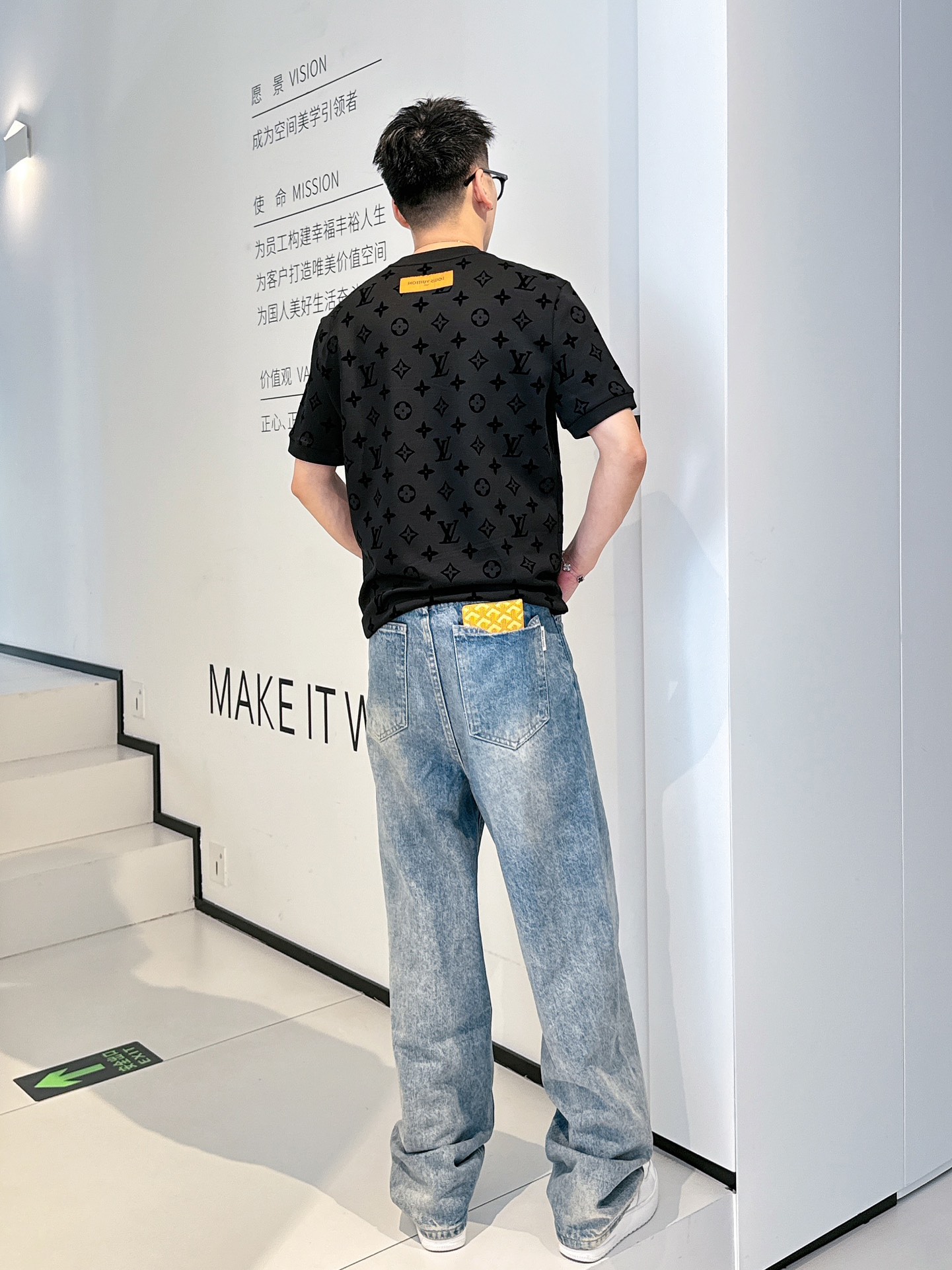 P170   LV2025秋冬 圆领刺绣短袖T恤打底衫 元素性的Logo徽章凸显休闲时尚魅力,依然独领时尚风骚.内搭好伴侣…
客供高支弹力针织100%液氨空气层面料,平整匀称的针织轻薄清爽,柔软舒适,透气性极佳.简洁而富有独特魅力.直裁版型更为适合搭配各种潮流时尚造型.
采用器械刺绣,细腻饱满的质感突显,为时尚运动休闲带来全新体验.
颜色：黑色 白色 
尺码： M-3XL
AAA1