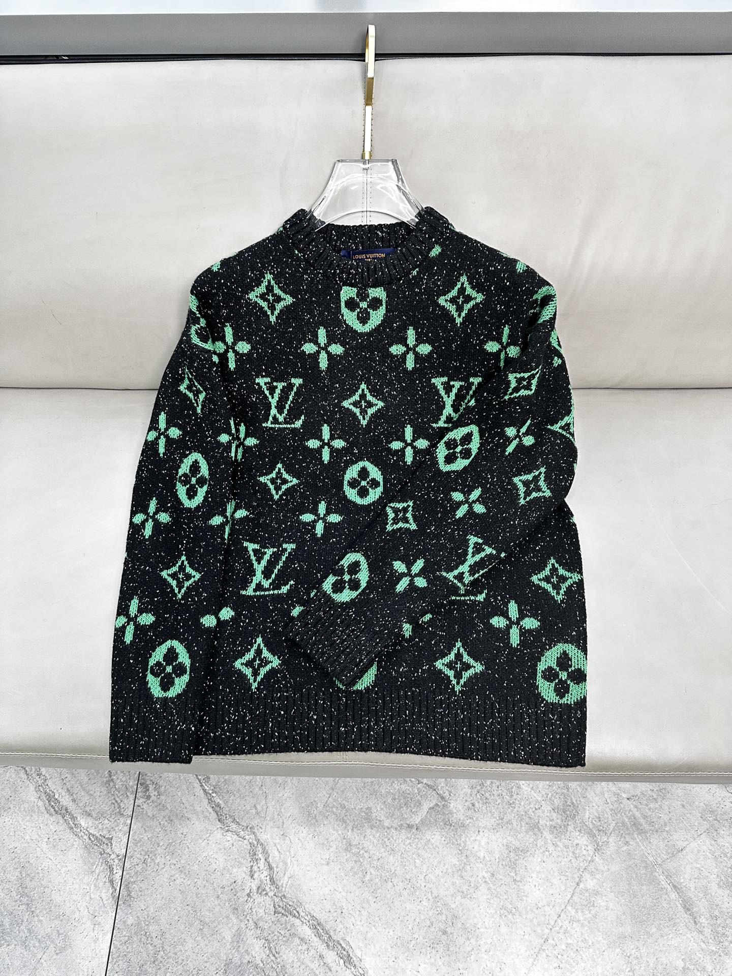 LV毛衣 2025秋冬最新系列，专柜1:1顶级复刻，顶级版本！加厚款，潮人必备单品！懂货的老铁赶紧下手，