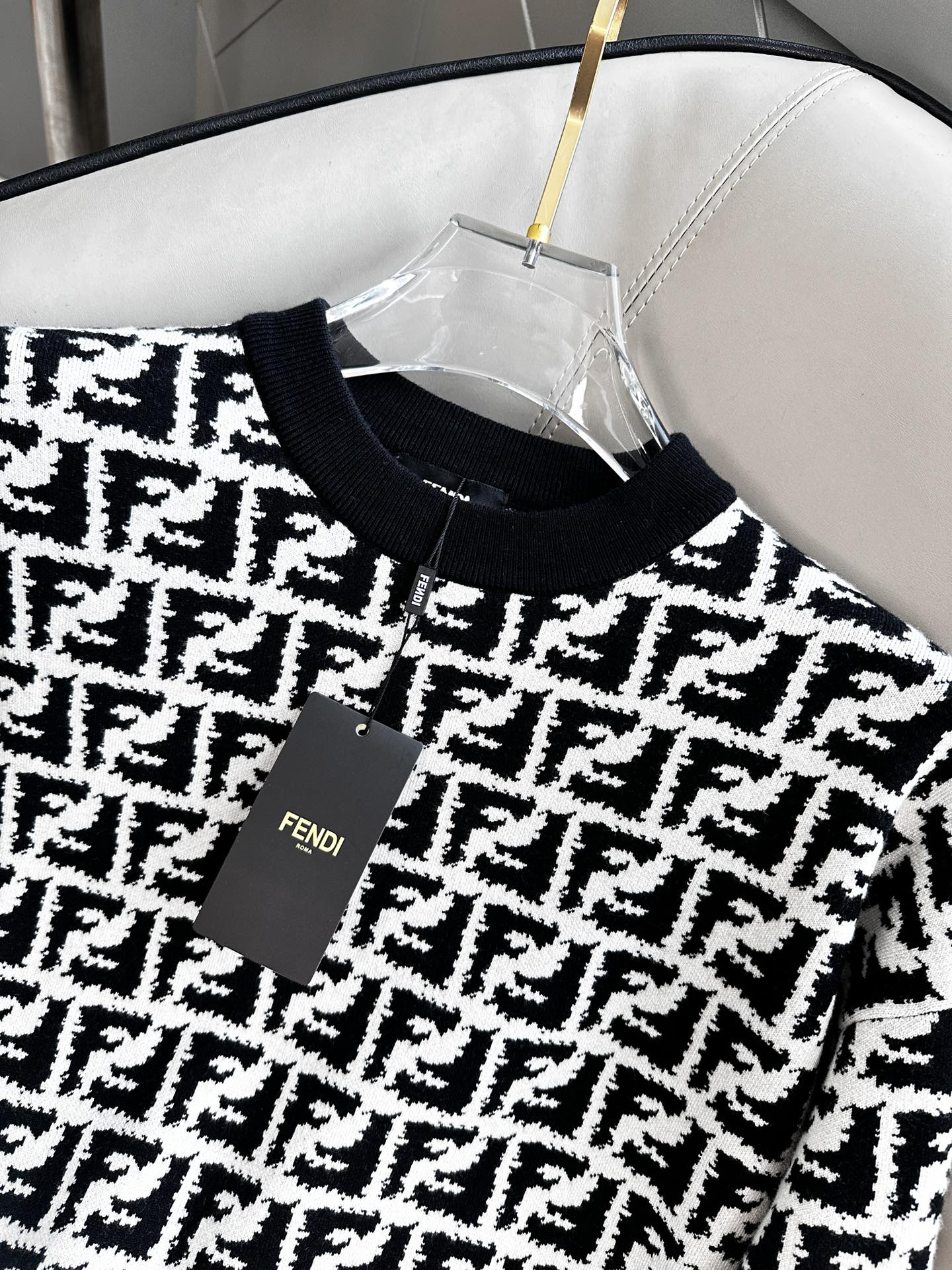 芬迪毛衣 2025秋冬最新系列，专柜1:1顶级复刻，顶级版本！加厚款，潮人必备单品！懂货的老铁赶紧下手，