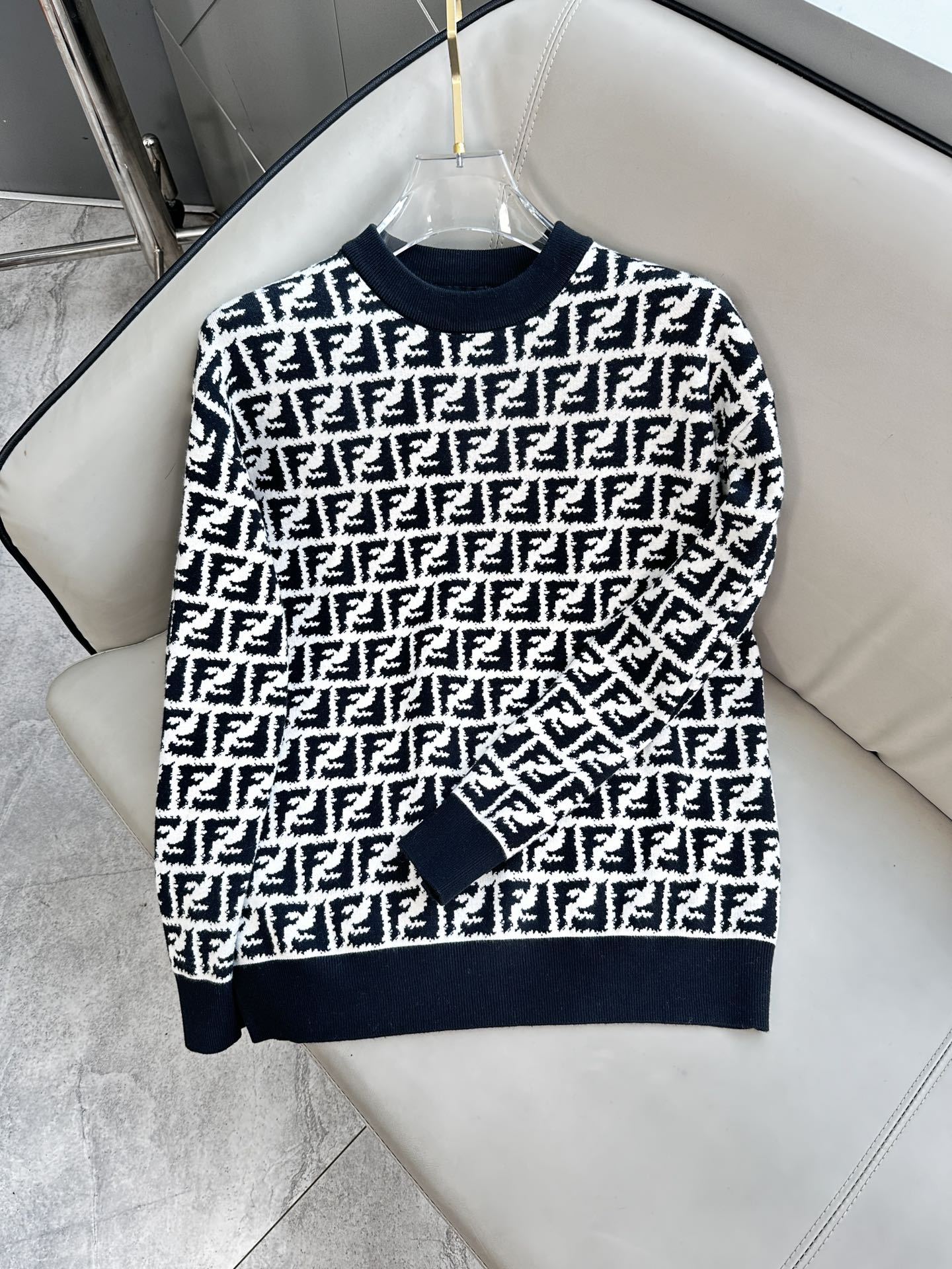 芬迪毛衣 2025秋冬最新系列，专柜1:1顶级复刻，顶级版本！加厚款，潮人必备单品！懂货的老铁赶紧下手，