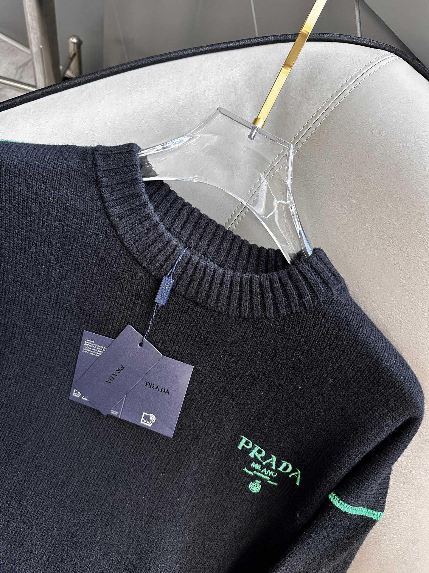 普拉达 Prada 毛衣 2025秋冬最新系列，专柜1:1顶级复刻，顶级版本！加厚款，潮人必备单品！懂货