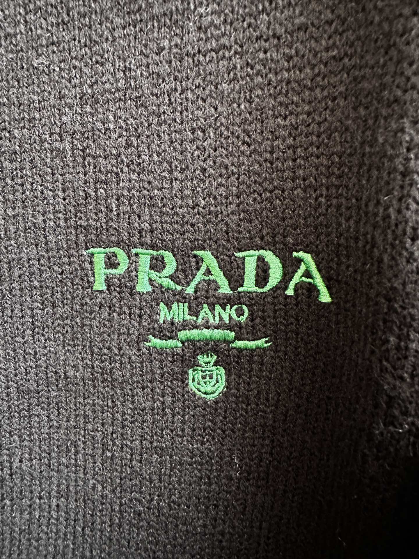 普拉达 Prada 毛衣 2025秋冬最新系列，专柜1:1顶级复刻，顶级版本！加厚款，潮人必备单品！懂货