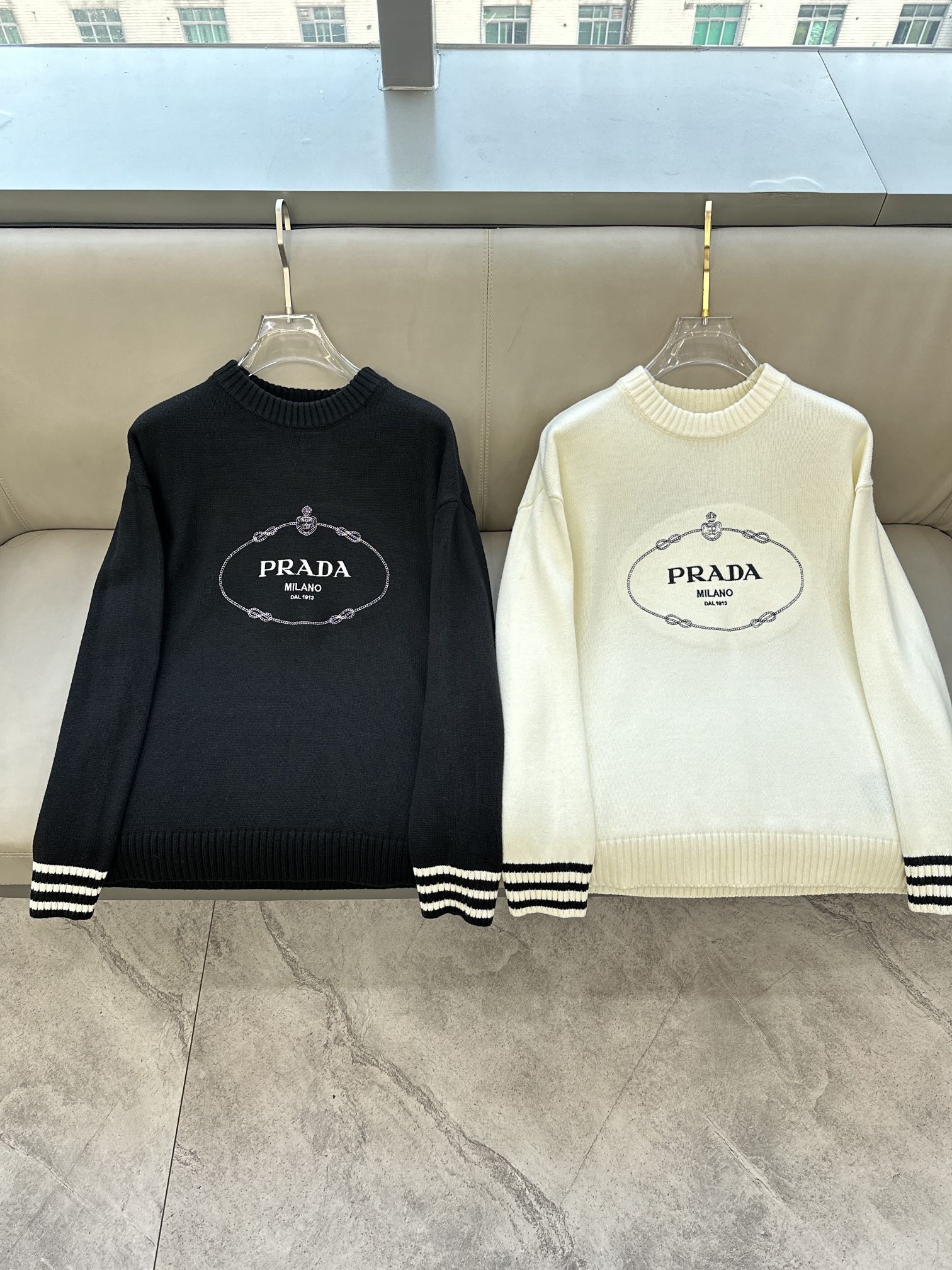 普拉达Prada毛衣2025秋冬最新系列，专柜1:1顶级复刻，顶级版本！加厚款，潮人必备单品！懂货的老铁