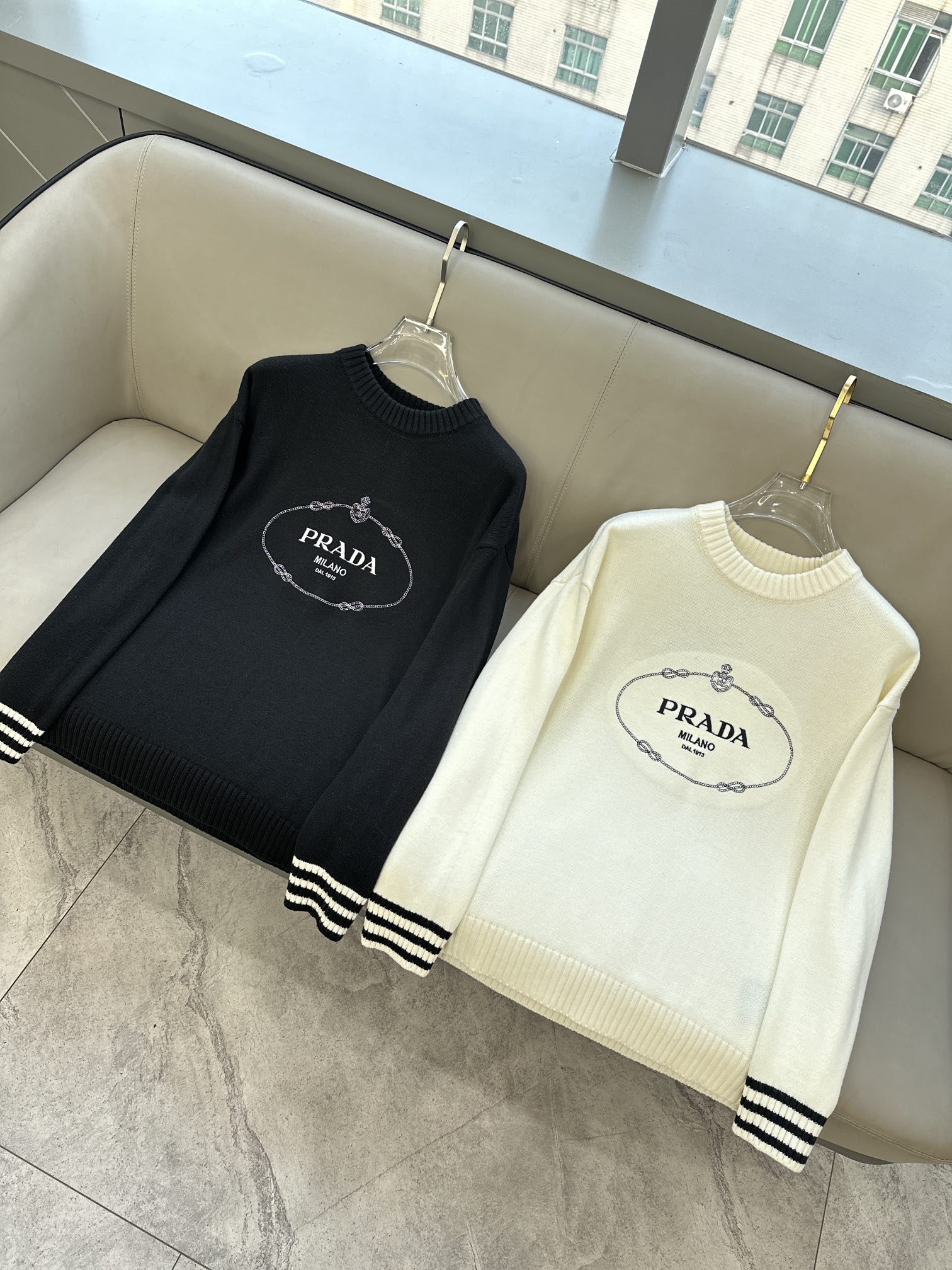 普拉达Prada毛衣2025秋冬最新系列，专柜1:1顶级复刻，顶级版本！加厚款，潮人必备单品！懂货的老铁
