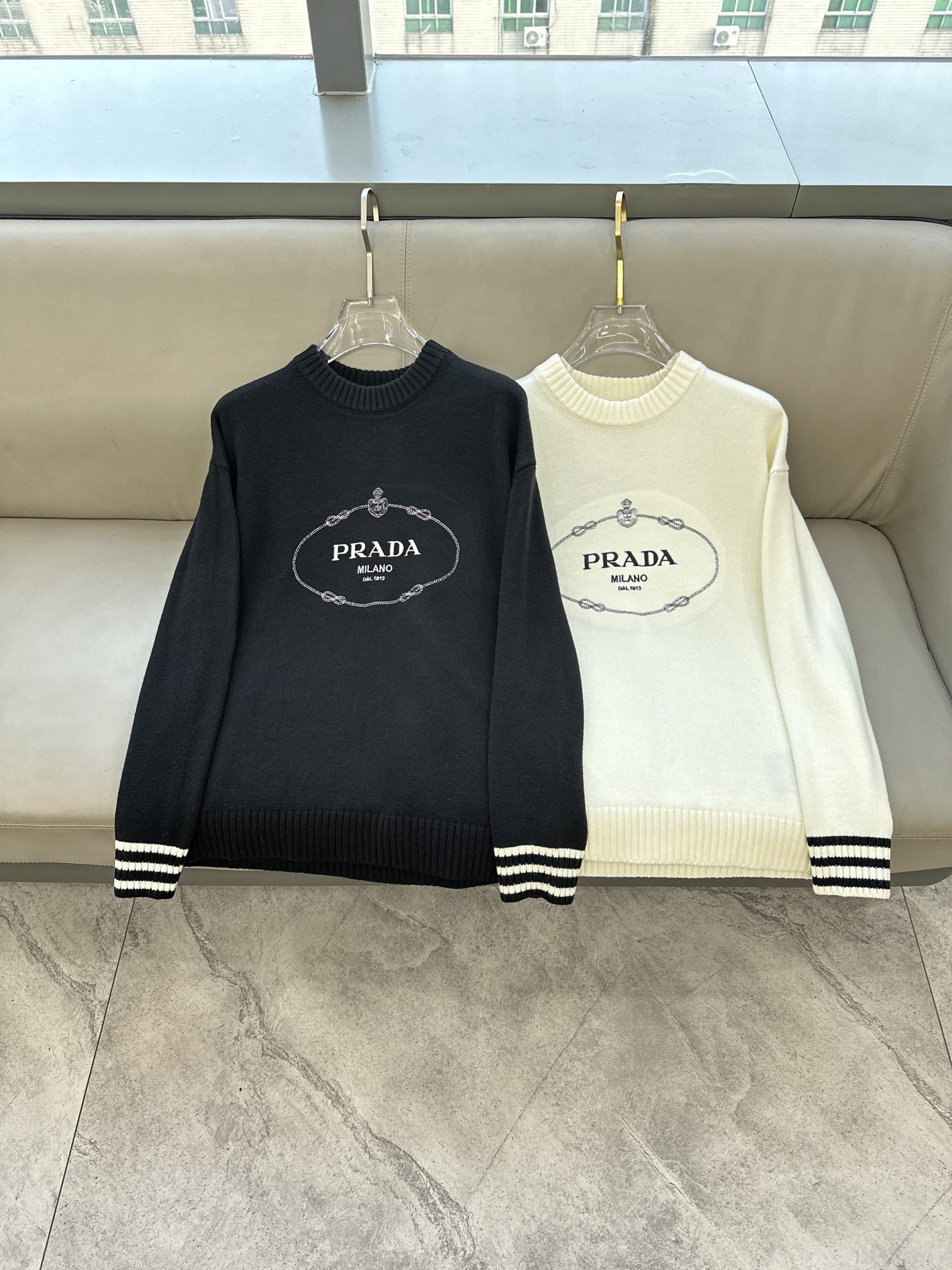 普拉达Prada毛衣2025秋冬最新系列，专柜1:1顶级复刻，顶级版本！加厚款，潮人必备单品！懂货的老铁