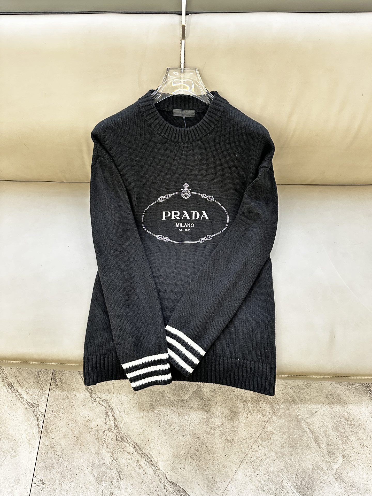 普拉达Prada毛衣2025秋冬最新系列，专柜1:1顶级复刻，顶级版本！加厚款，潮人必备单品！懂货的老铁