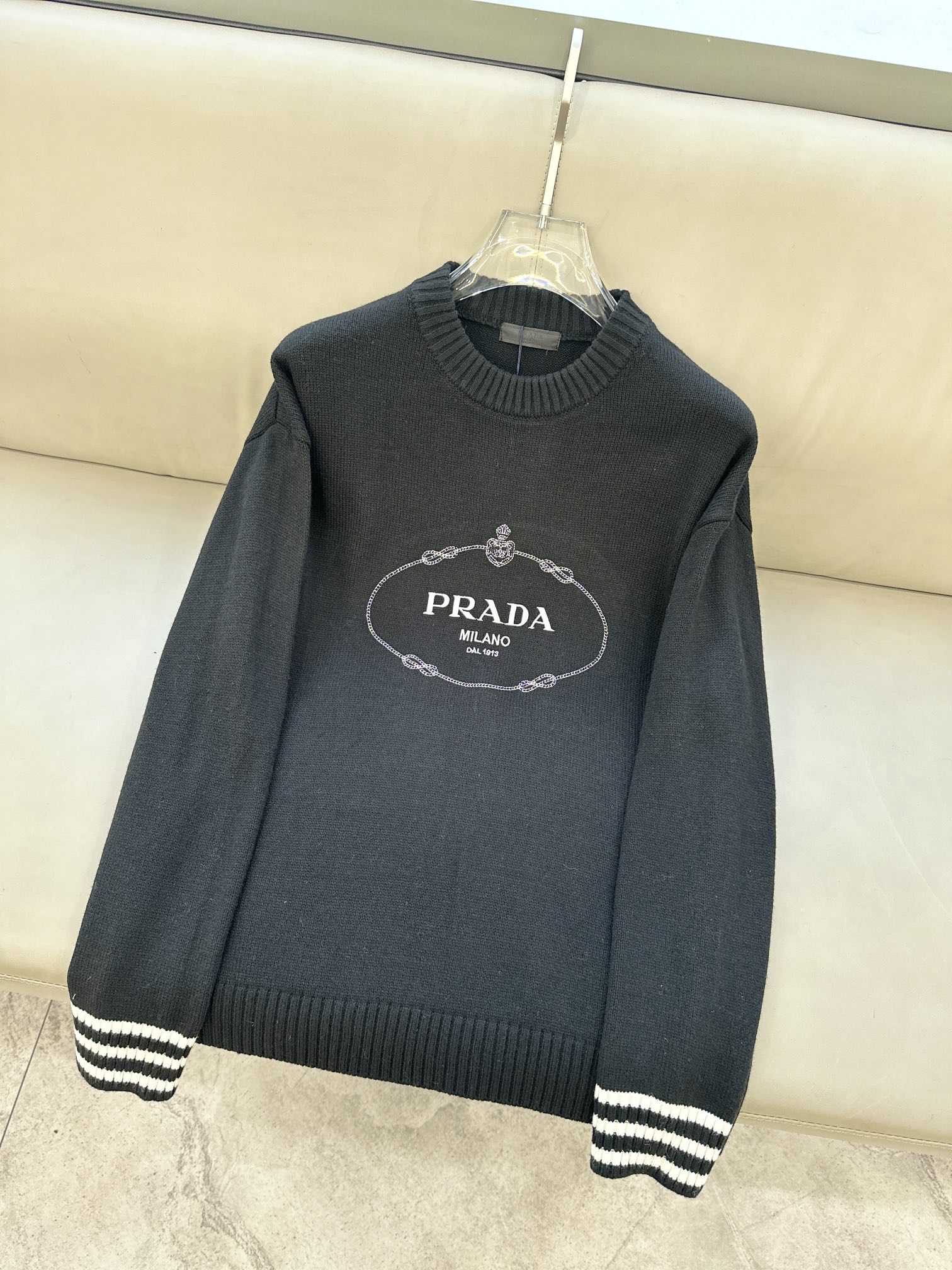 普拉达Prada毛衣2025秋冬最新系列，专柜1:1顶级复刻，顶级版本！加厚款，潮人必备单品！懂货的老铁