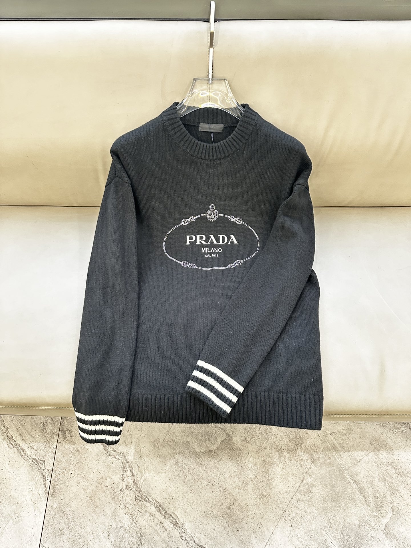 普拉达Prada毛衣2025秋冬最新系列，专柜1:1顶级复刻，顶级版本！加厚款，潮人必备单品！懂货的老铁