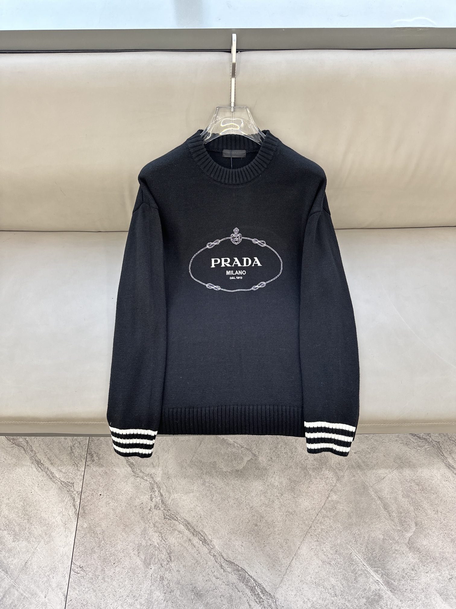 普拉达Prada毛衣2025秋冬最新系列，专柜1:1顶级复刻，顶级版本！加厚款，潮人必备单品！懂货的老铁