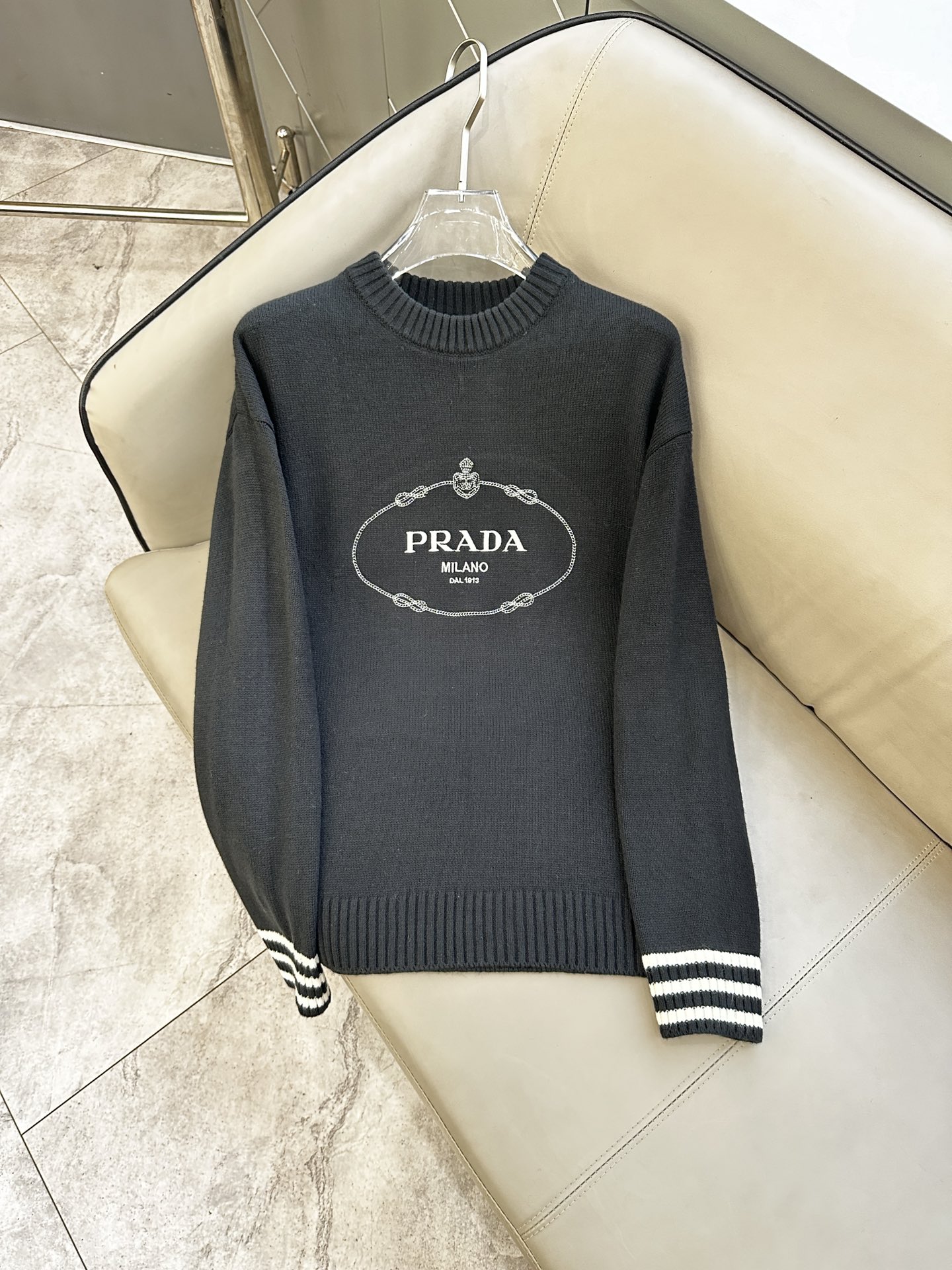 普拉达Prada毛衣2025秋冬最新系列，专柜1:1顶级复刻，顶级版本！加厚款，潮人必备单品！懂货的老铁