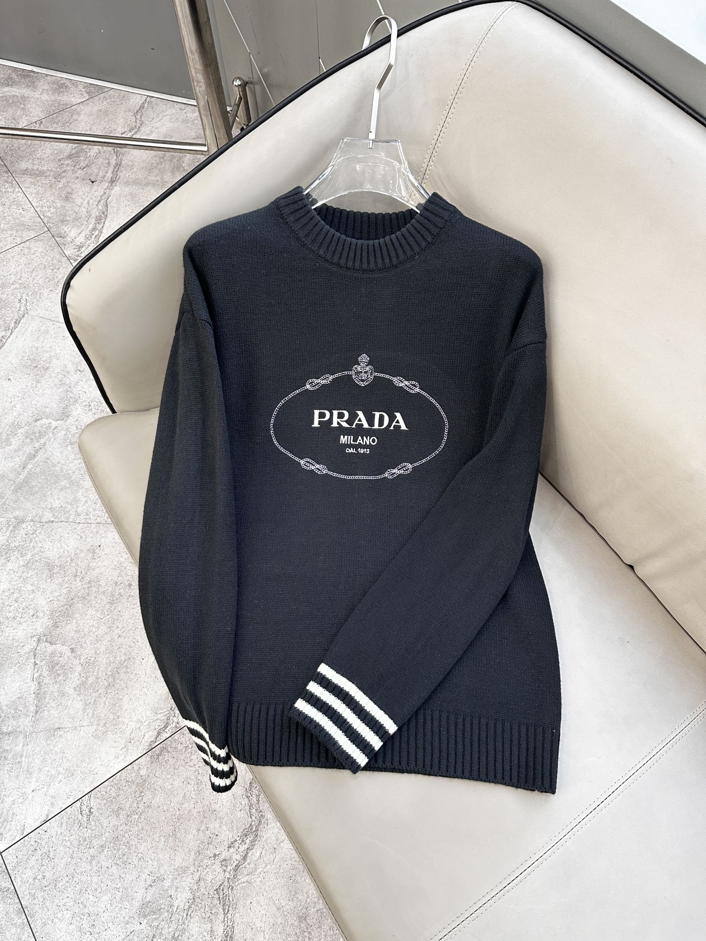 普拉达Prada毛衣2025秋冬最新系列，专柜1:1顶级复刻，顶级版本！加厚款，潮人必备单品！懂货的老铁