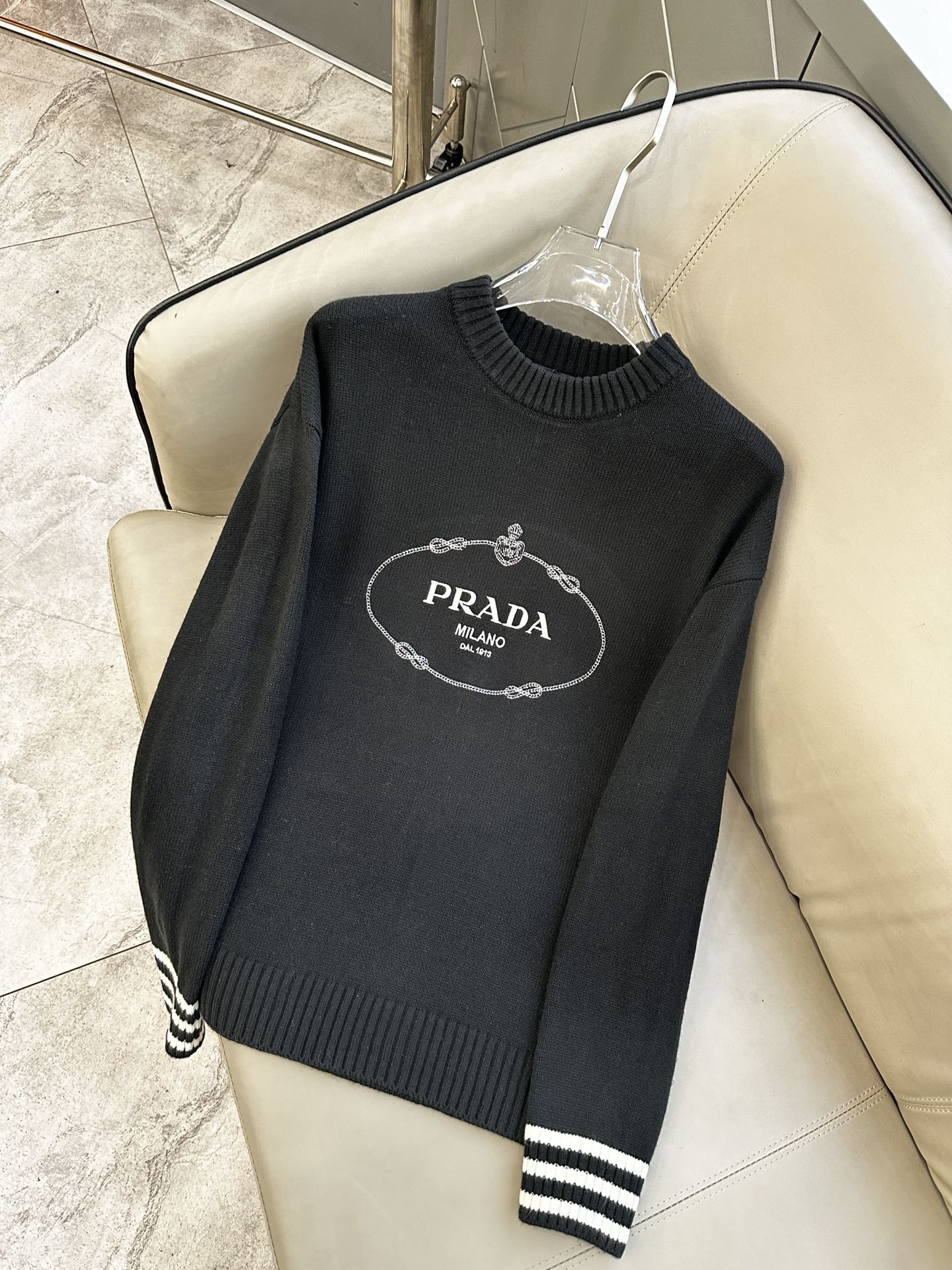 普拉达Prada毛衣2025秋冬最新系列，专柜1:1顶级复刻，顶级版本！加厚款，潮人必备单品！懂货的老铁