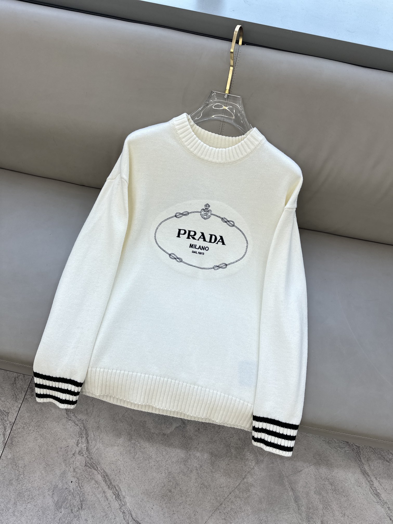 普拉达Prada毛衣2025秋冬最新系列，专柜1:1顶级复刻，顶级版本！加厚款，潮人必备单品！懂货的老铁