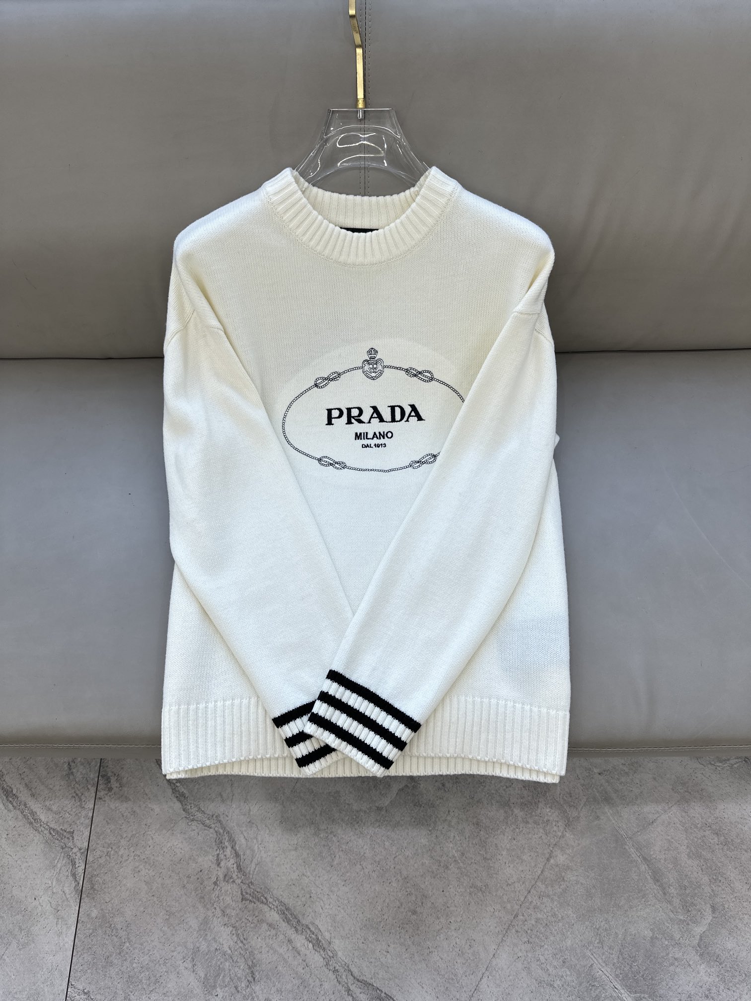 普拉达Prada毛衣2025秋冬最新系列，专柜1:1顶级复刻，顶级版本！加厚款，潮人必备单品！懂货的老铁