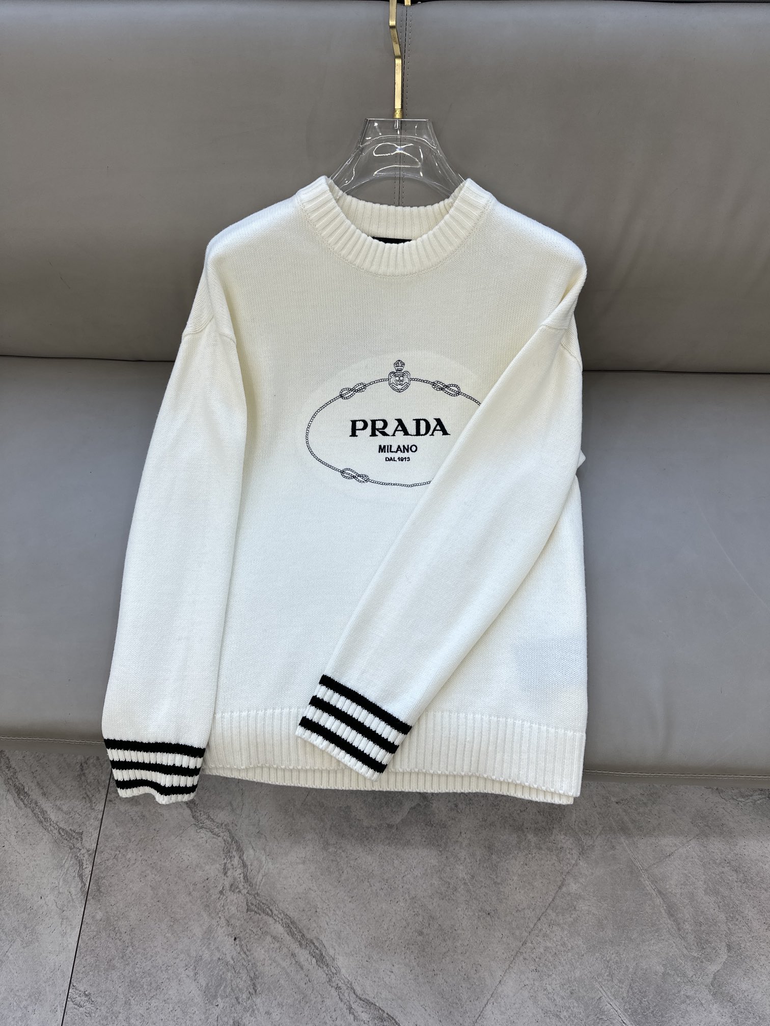普拉达Prada毛衣2025秋冬最新系列，专柜1:1顶级复刻，顶级版本！加厚款，潮人必备单品！懂货的老铁