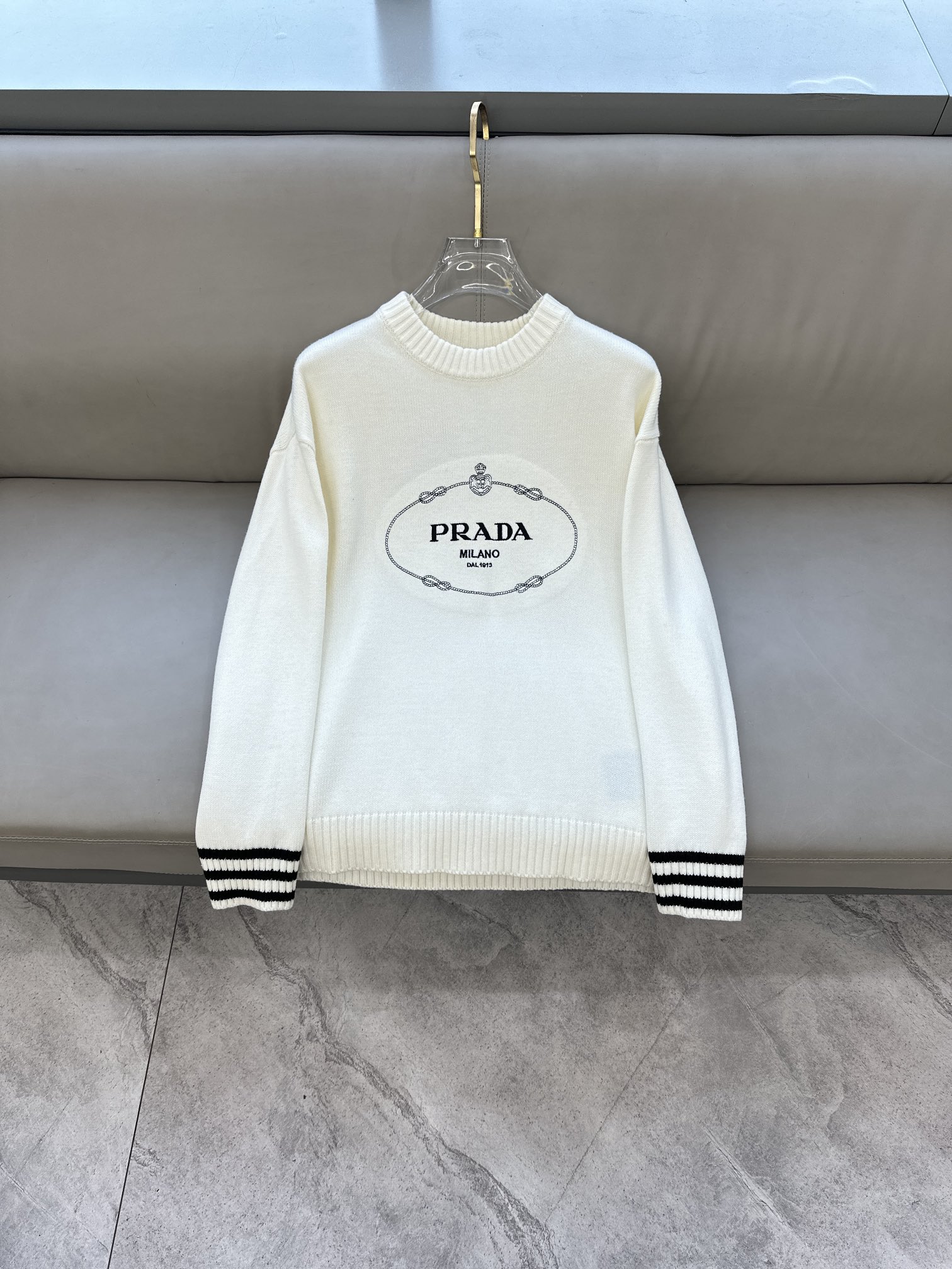 普拉达Prada毛衣2025秋冬最新系列，专柜1:1顶级复刻，顶级版本！加厚款，潮人必备单品！懂货的老铁