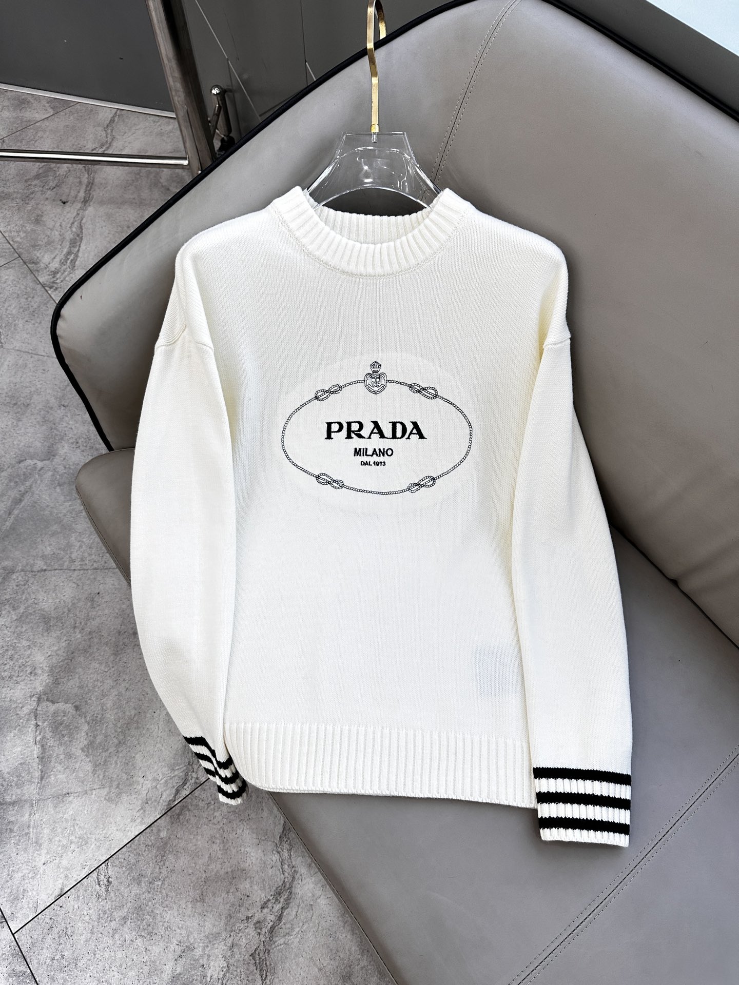 普拉达Prada毛衣2025秋冬最新系列，专柜1:1顶级复刻，顶级版本！加厚款，潮人必备单品！懂货的老铁