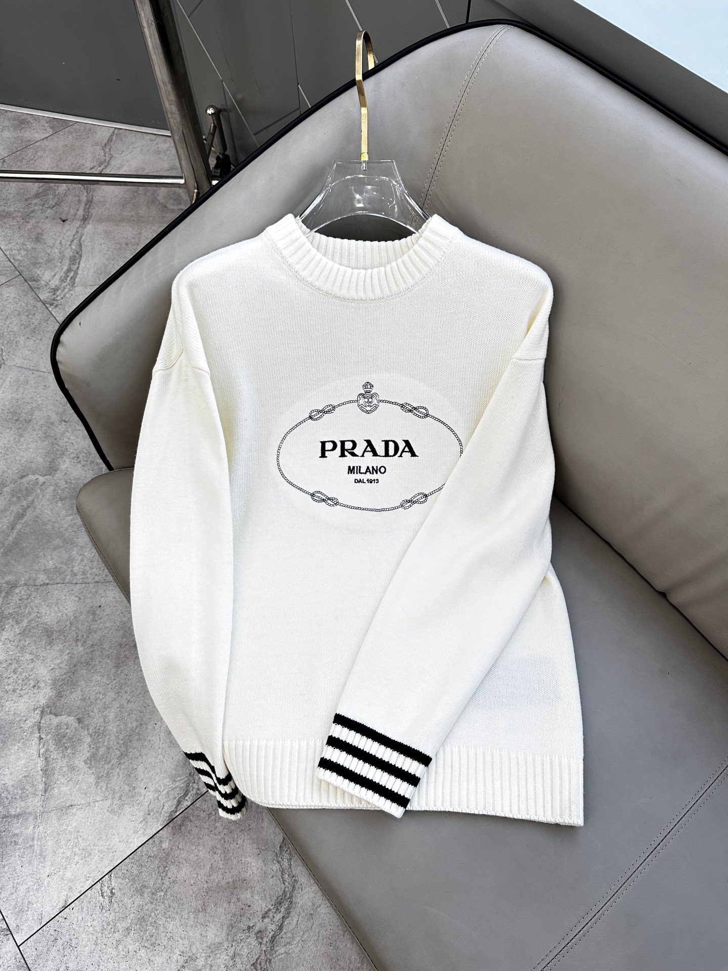 普拉达Prada毛衣2025秋冬最新系列，专柜1:1顶级复刻，顶级版本！加厚款，潮人必备单品！懂货的老铁