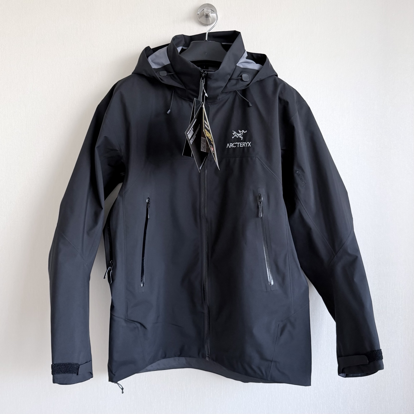 NO:755037,Newly launched ArcteryxBETA AR hard shell series embroidered logo waterproof zipper casual jacket. Specially customized Goertex film fabric is waterproof, wear-resistant and light. No sewing thread workmanship, all laminated zipper lining, perfectly restored to the correct version. Polar white/elegant brown/chip gray/black Size: XS-XXL, men's clothing, jackets & coats,19860909新款上新ArcteryxBETA AR 硬壳系列 刺绣Logo防水拉链休闲夹克 特殊定制特里克特Goertex贴膜面料防水耐磨轻薄 无车线做工全部压胶拉链内里 完美还原 正确版本 极地白/雅致棕/芯片灰/黑 Size:XS-XXL,男装,jackets & coats,,Women's clothing