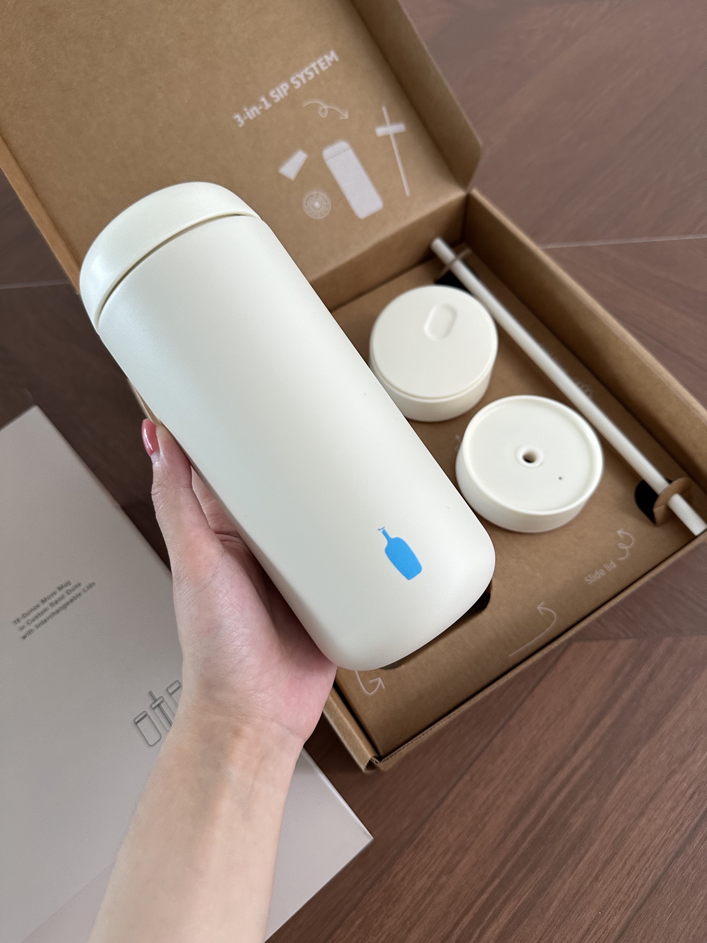 NO:938627,Blue Bottle × Fellow joint model!  The quality and workmanship are completely unmatched by the market!  !  One set comes with three drinking methods, keeping warm and cold, leak-proof, and coffee filtering all at the same time!  !  The creamy white color is soft, durable and resistant to stains. It can be taken care of casually every day, and the beauty will not fade after long-term use!  !  The stock of gift boxes is limited, so it’s perfect whether you keep it for yourself as a daily coffee drinker or as a gift to a friend who loves coffee!  !  Sisters who like simple and high-end water cups and cannot live without coffee every day brew it with their eyes closed, and they will be absolutely amazed when they get it!  !  , tea set      cup trendy department store19860909蓝瓶×Fellow联名款！ 质感做工完全不是市场能比的！！ 一套配齐三种饮用方式,保温保冷、防漏、咖啡过滤全部兼顾！！ 奶油白温柔耐看耐脏,日常随便打理,长期使用颜值不掉线！！ 礼盒库存不多,不管自留日常喝咖啡,还是送爱喝咖啡的朋友都绝佳！！ 喜欢简约高级水杯、每天离不开咖啡的姐妹闭眼冲,拿到手绝对惊艳！！,茶具    ,accessory