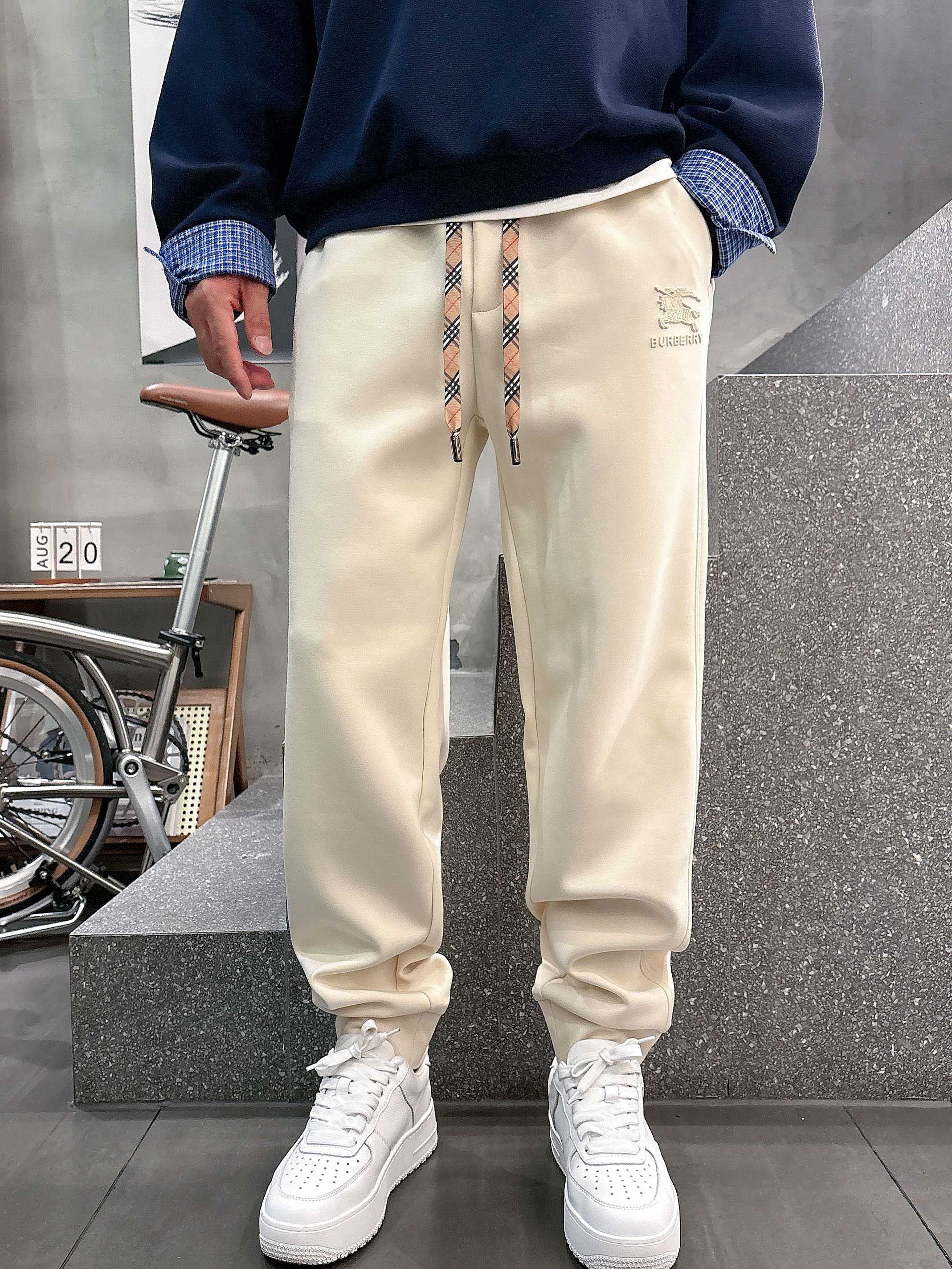 ，L2025秋款上新巴宝莉直筒微阔版型，不挑身材。独有的设计风格，定制莫代尔面料，上身柔软舒适。定制腰绳