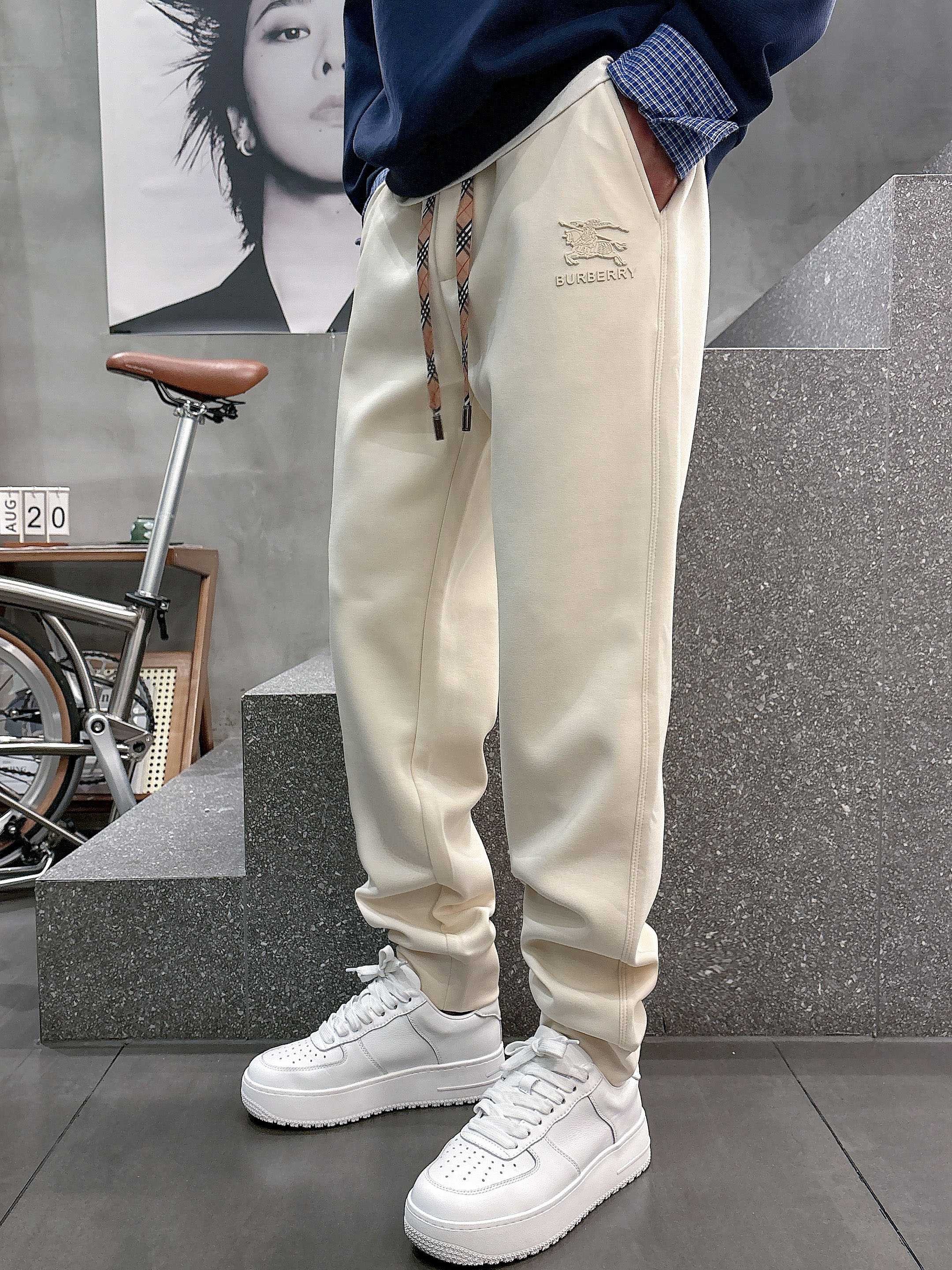 ，L2025秋款上新巴宝莉直筒微阔版型，不挑身材。独有的设计风格，定制莫代尔面料，上身柔软舒适。定制腰绳