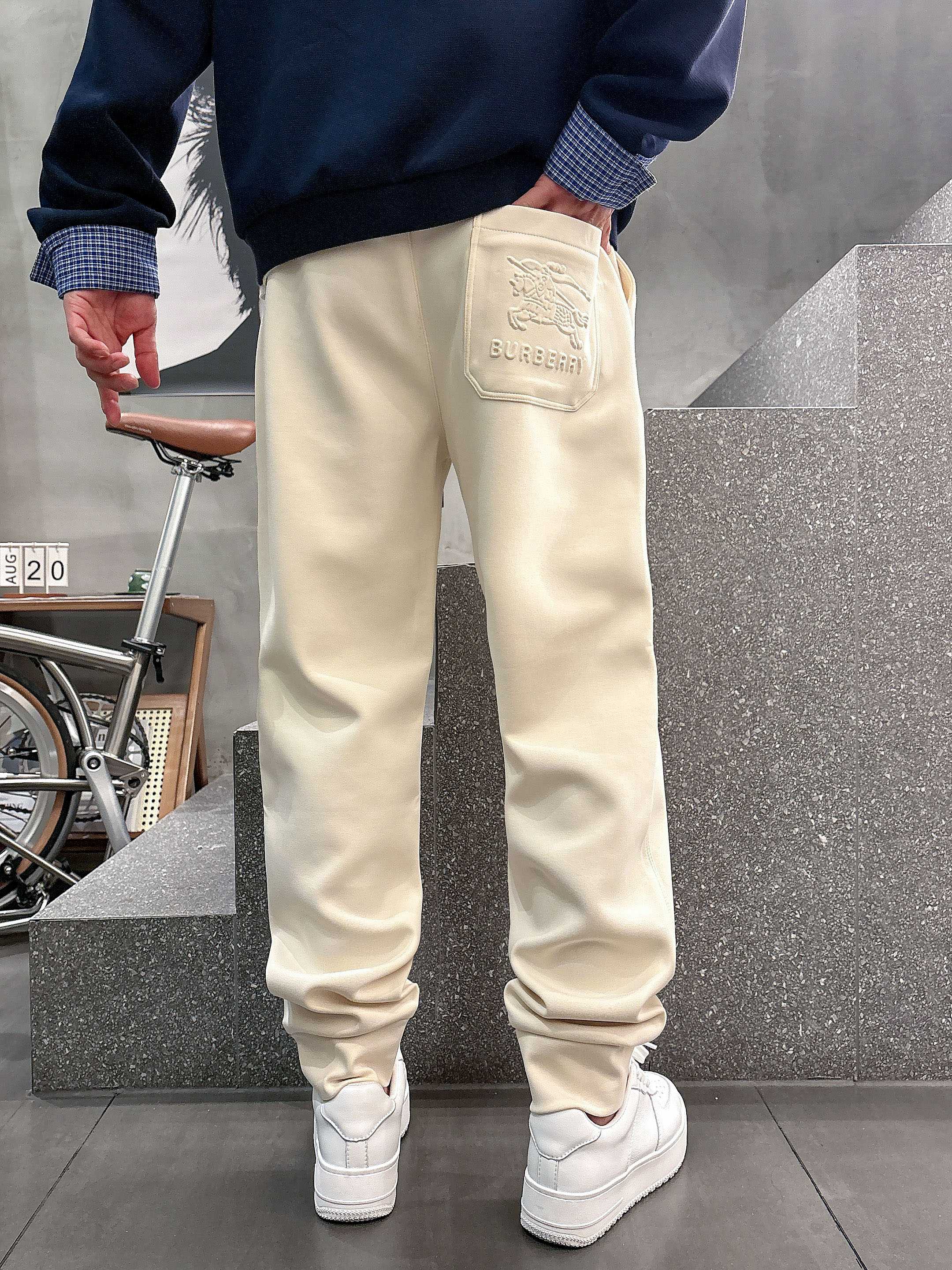 ，L2025秋款上新巴宝莉直筒微阔版型，不挑身材。独有的设计风格，定制莫代尔面料，上身柔软舒适。定制腰绳