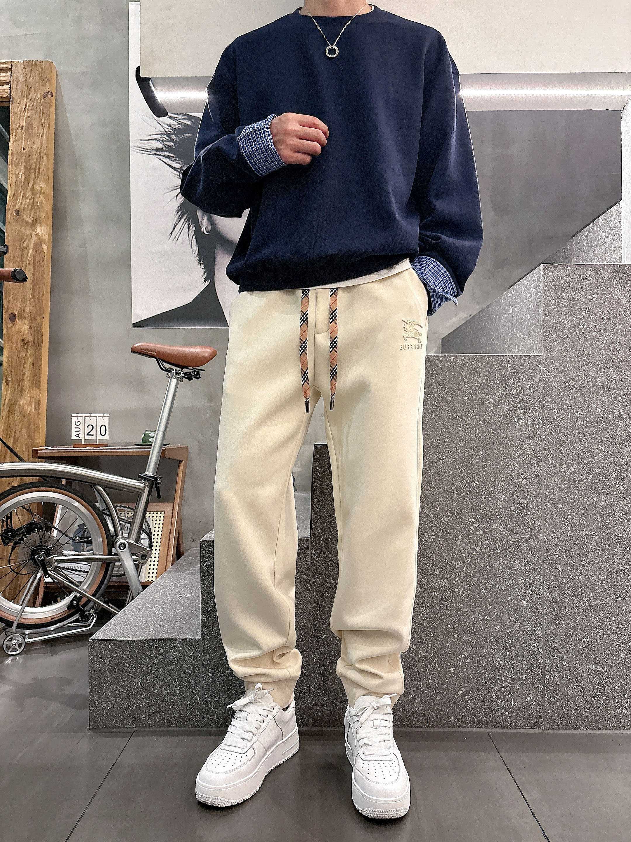 ，L2025秋款上新巴宝莉直筒微阔版型，不挑身材。独有的设计风格，定制莫代尔面料，上身柔软舒适。定制腰绳