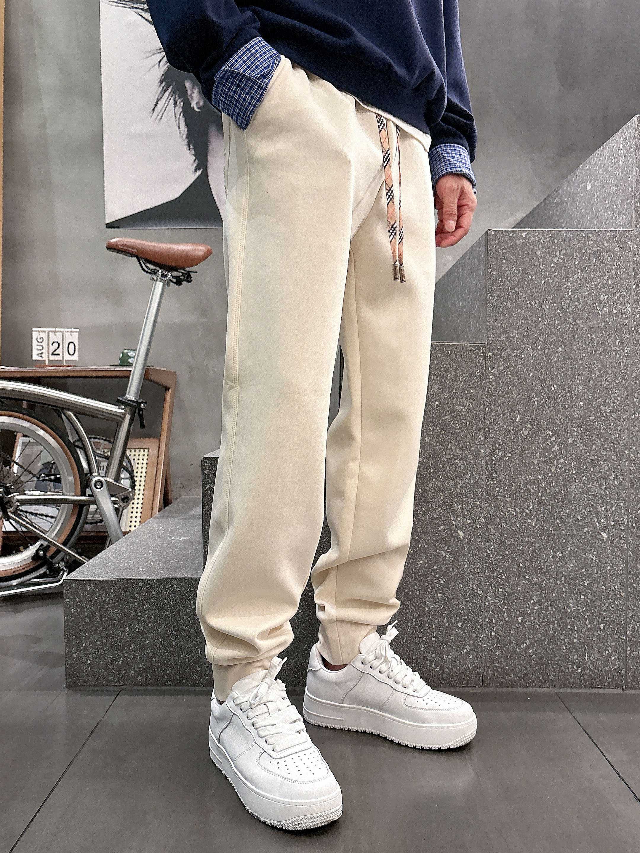 ，L2025秋款上新巴宝莉直筒微阔版型，不挑身材。独有的设计风格，定制莫代尔面料，上身柔软舒适。定制腰绳