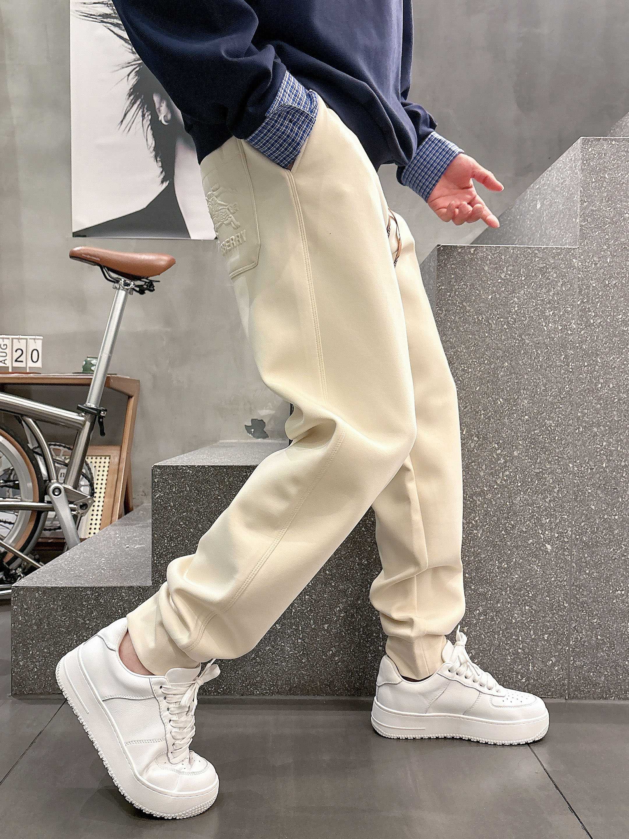 ，L2025秋款上新巴宝莉直筒微阔版型，不挑身材。独有的设计风格，定制莫代尔面料，上身柔软舒适。定制腰绳