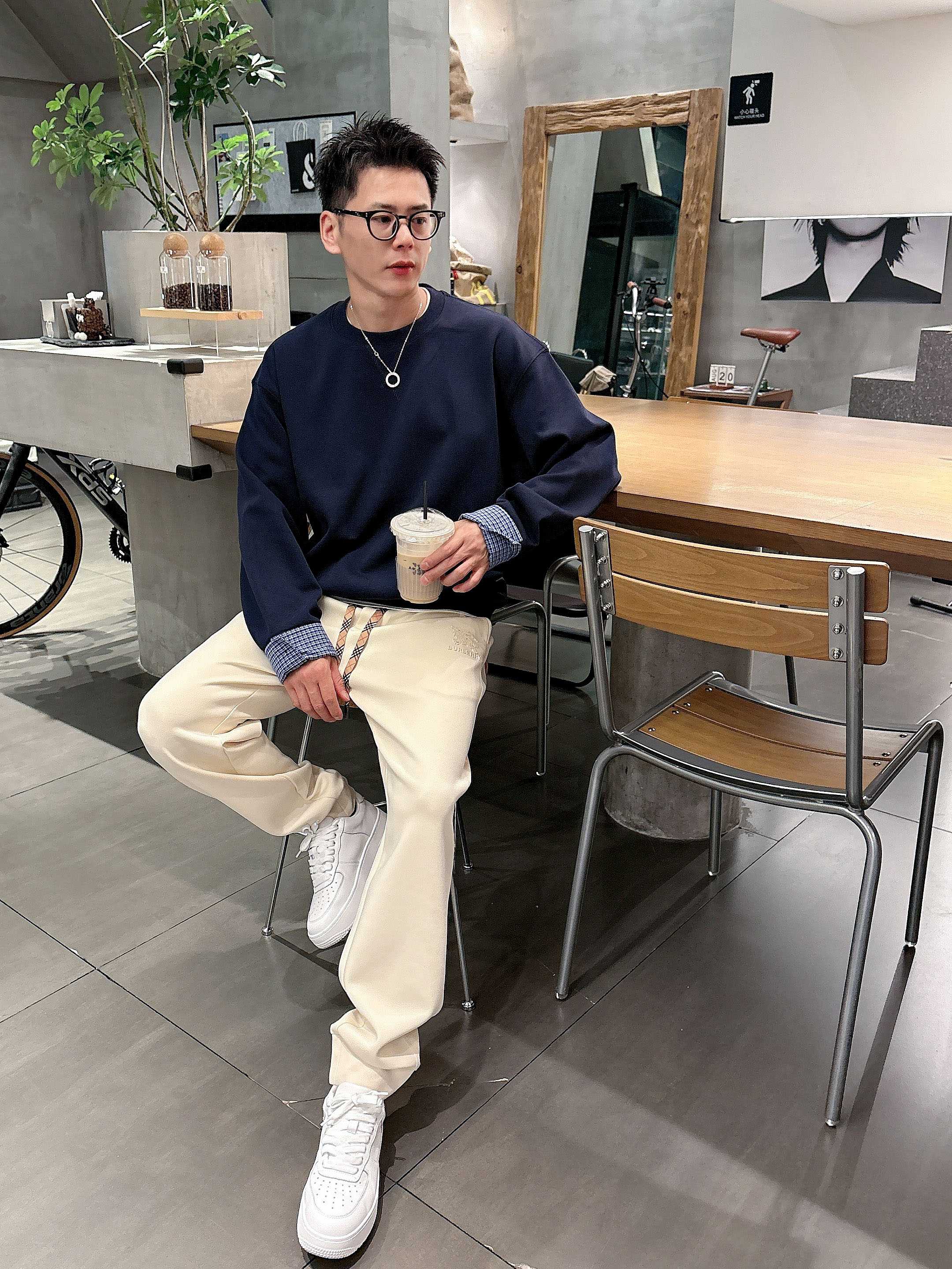 ，L2025秋款上新巴宝莉直筒微阔版型，不挑身材。独有的设计风格，定制莫代尔面料，上身柔软舒适。定制腰绳