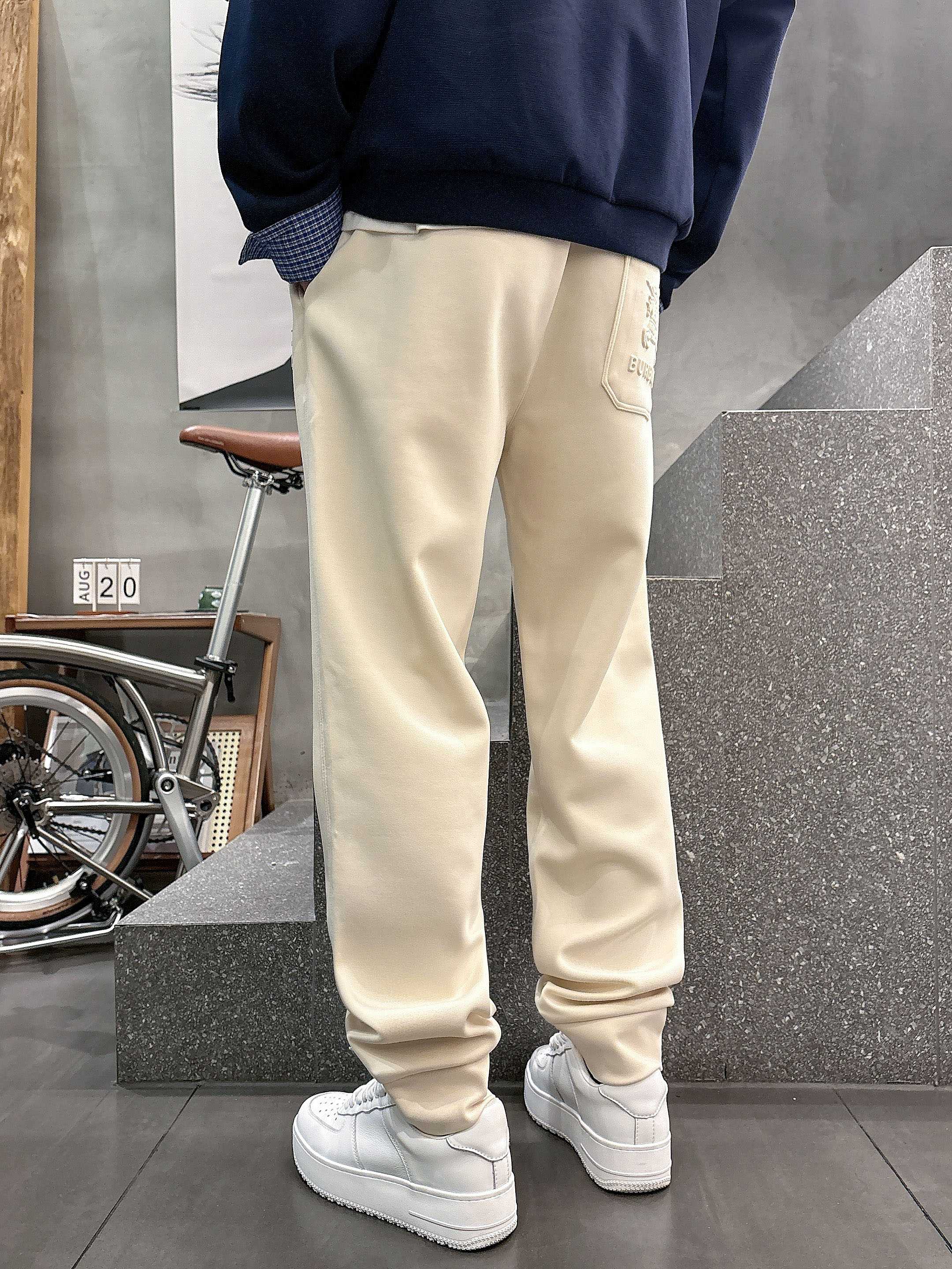 ，L2025秋款上新巴宝莉直筒微阔版型，不挑身材。独有的设计风格，定制莫代尔面料，上身柔软舒适。定制腰绳