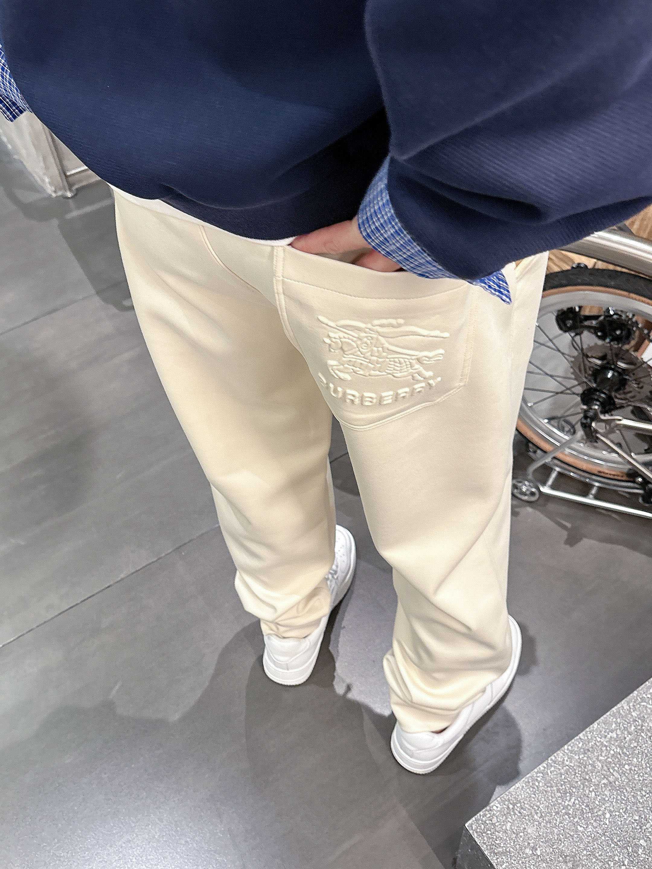 ，L2025秋款上新巴宝莉直筒微阔版型，不挑身材。独有的设计风格，定制莫代尔面料，上身柔软舒适。定制腰绳