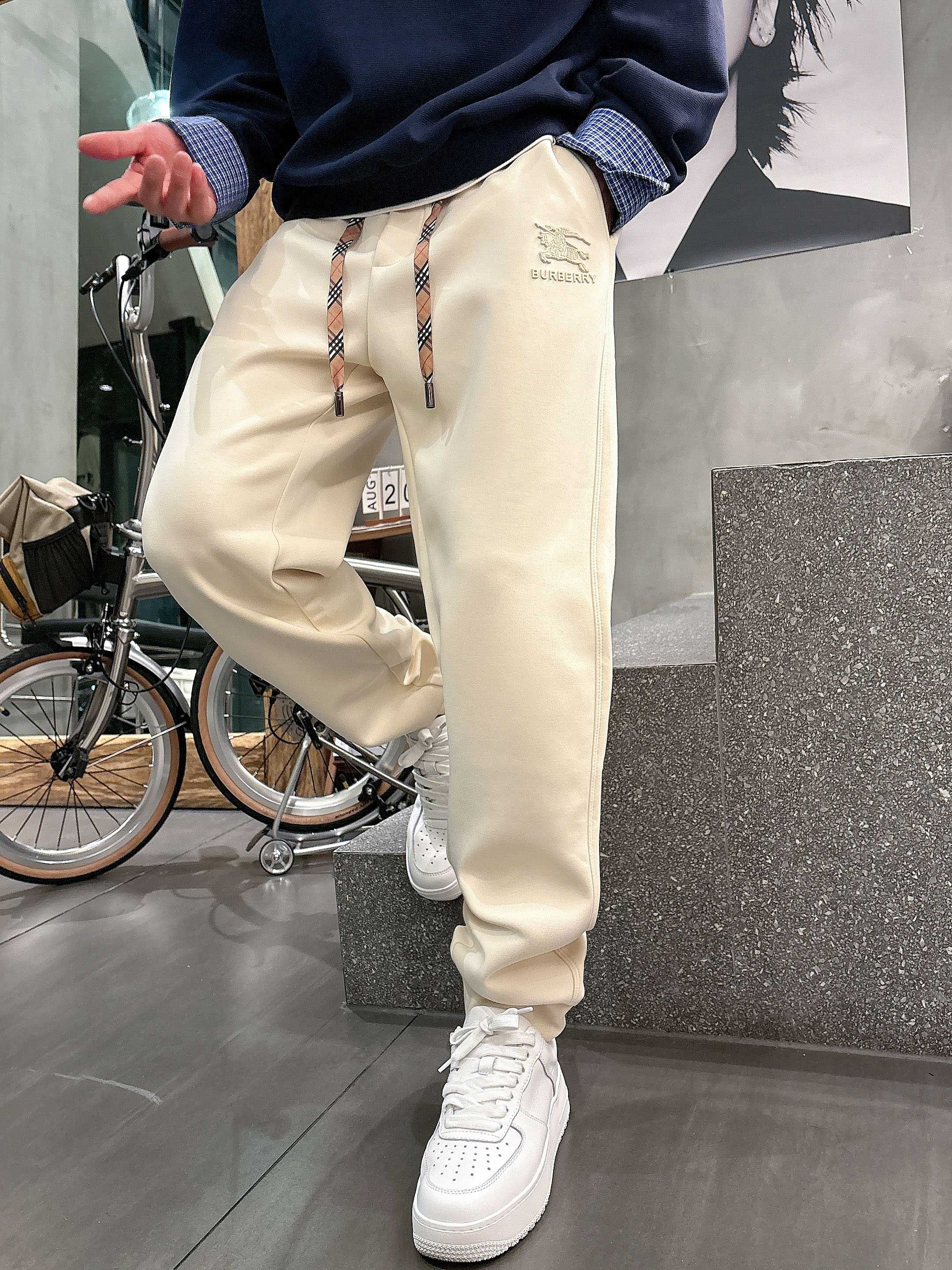 ，L2025秋款上新巴宝莉直筒微阔版型，不挑身材。独有的设计风格，定制莫代尔面料，上身柔软舒适。定制腰绳