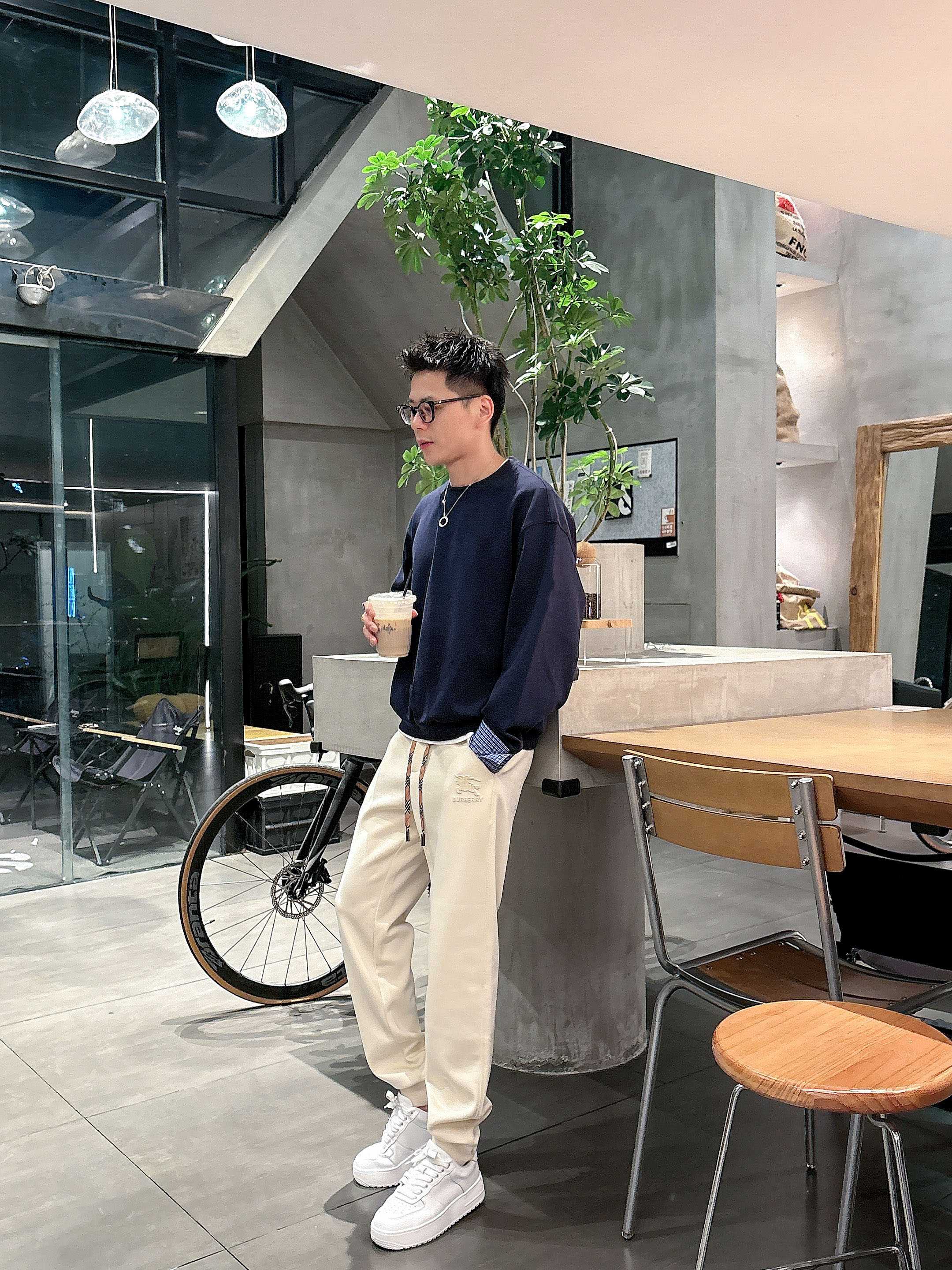 ，L2025秋款上新巴宝莉直筒微阔版型，不挑身材。独有的设计风格，定制莫代尔面料，上身柔软舒适。定制腰绳