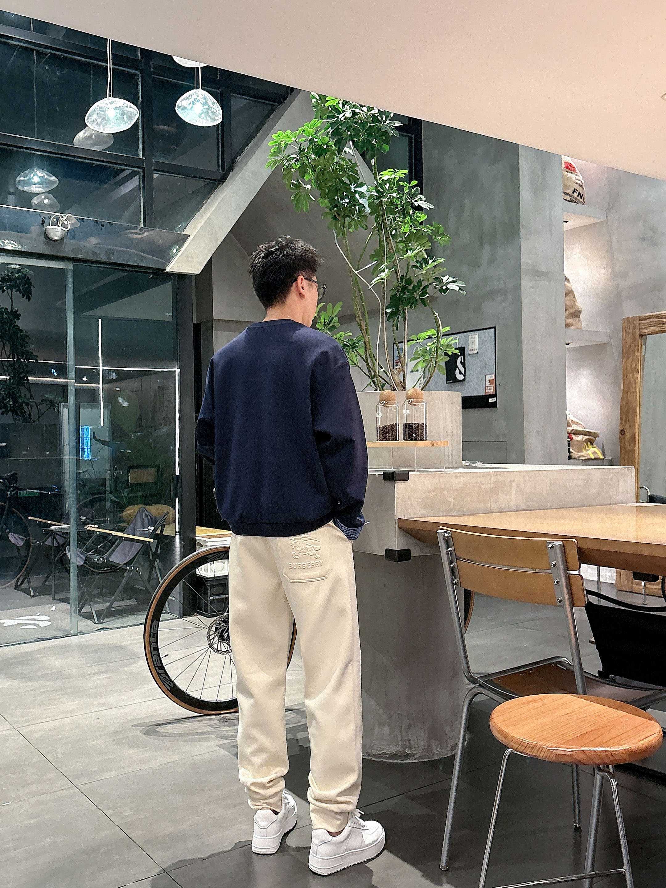 ，L2025秋款上新巴宝莉直筒微阔版型，不挑身材。独有的设计风格，定制莫代尔面料，上身柔软舒适。定制腰绳