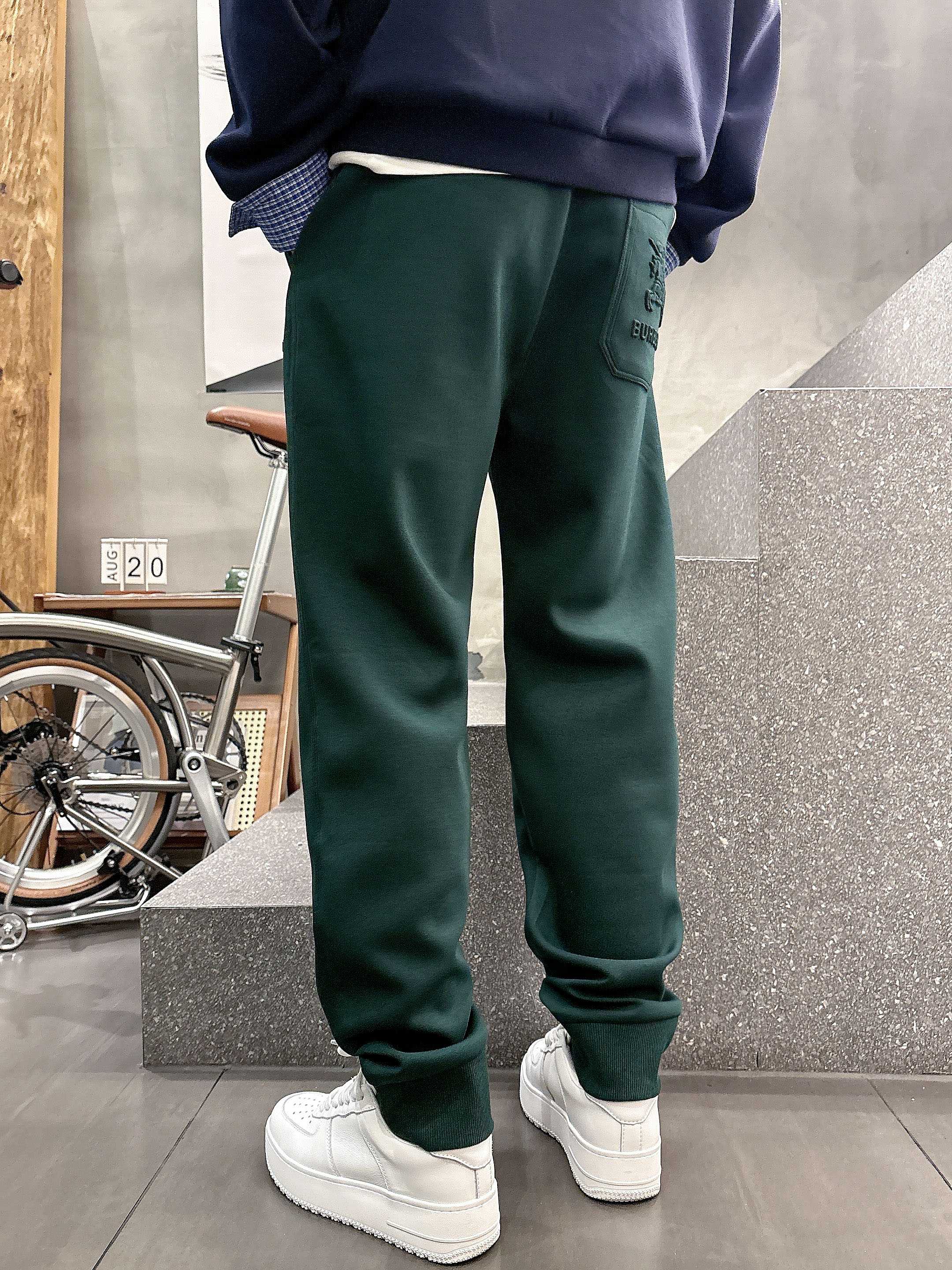 ，L2025秋款上新巴宝莉直筒微阔版型，不挑身材。独有的设计风格，定制莫代尔面料，上身柔软舒适。定制腰绳