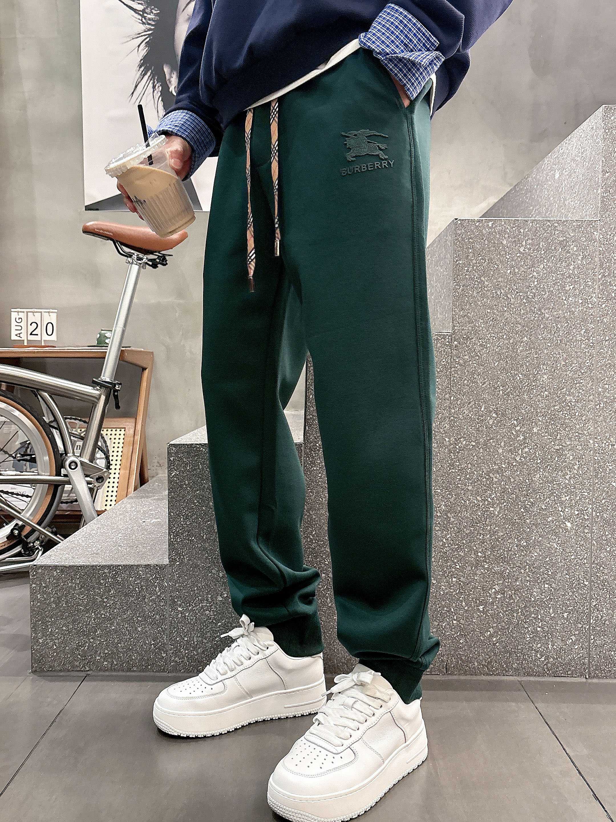 ，L2025秋款上新巴宝莉直筒微阔版型，不挑身材。独有的设计风格，定制莫代尔面料，上身柔软舒适。定制腰绳