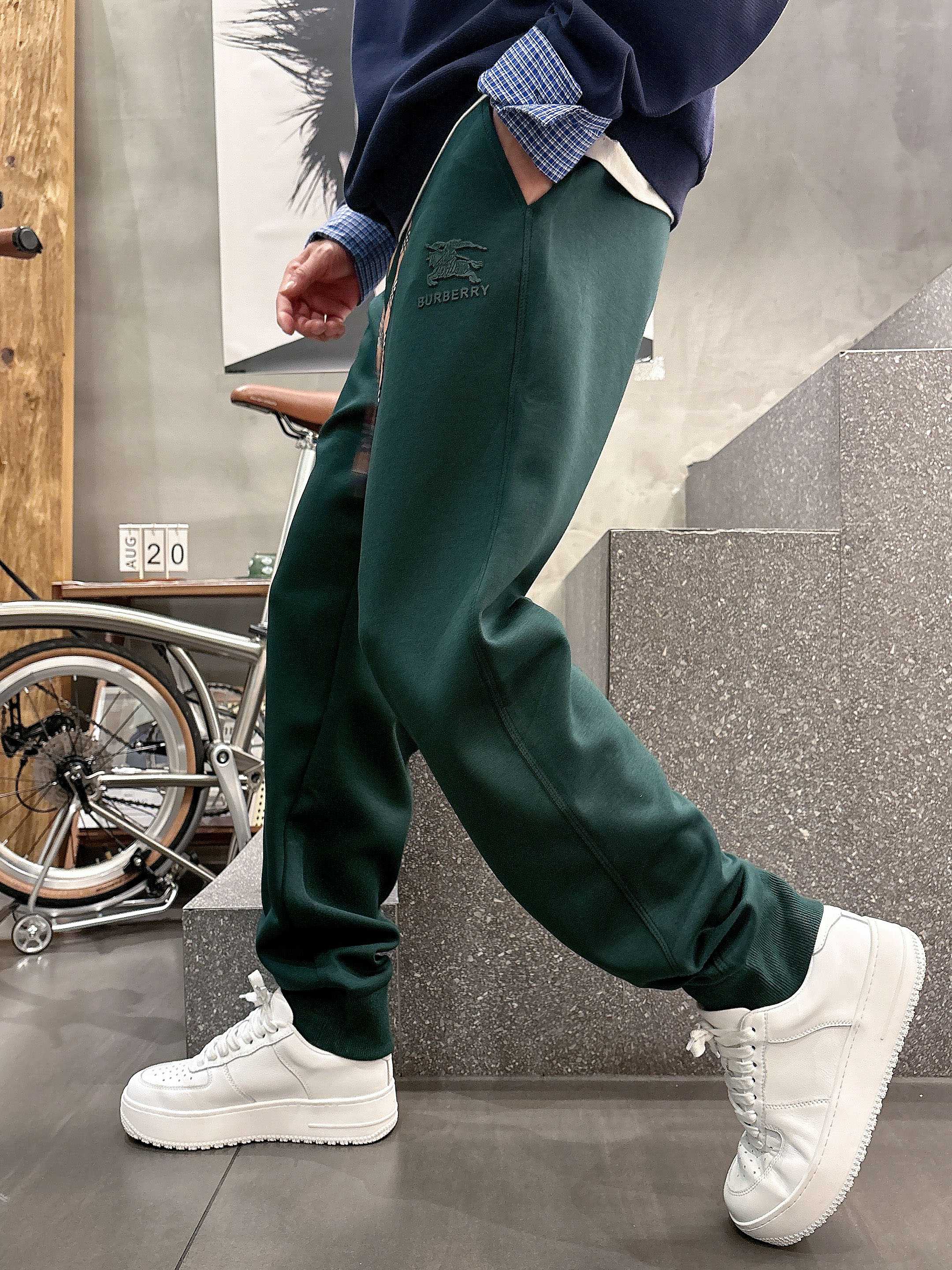 ，L2025秋款上新巴宝莉直筒微阔版型，不挑身材。独有的设计风格，定制莫代尔面料，上身柔软舒适。定制腰绳