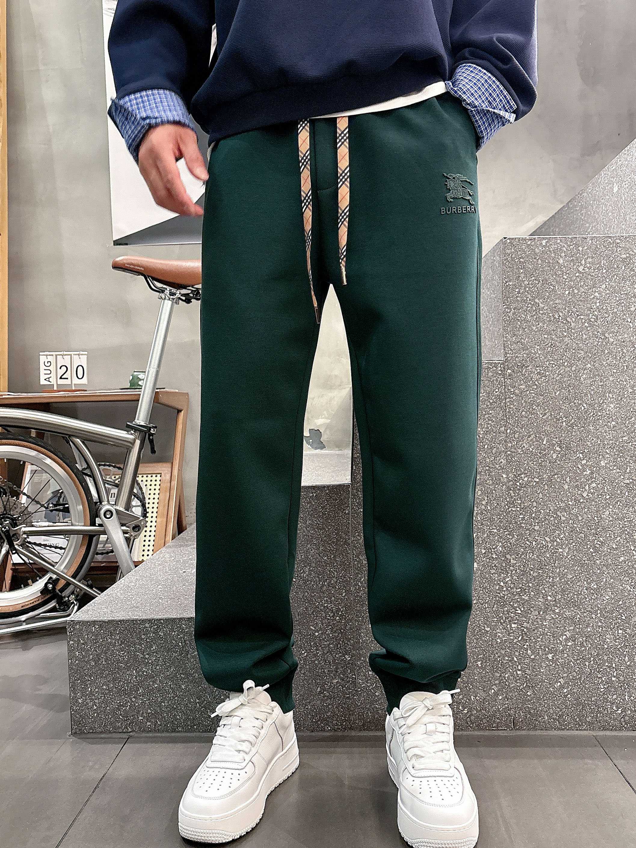 ，L2025秋款上新巴宝莉直筒微阔版型，不挑身材。独有的设计风格，定制莫代尔面料，上身柔软舒适。定制腰绳