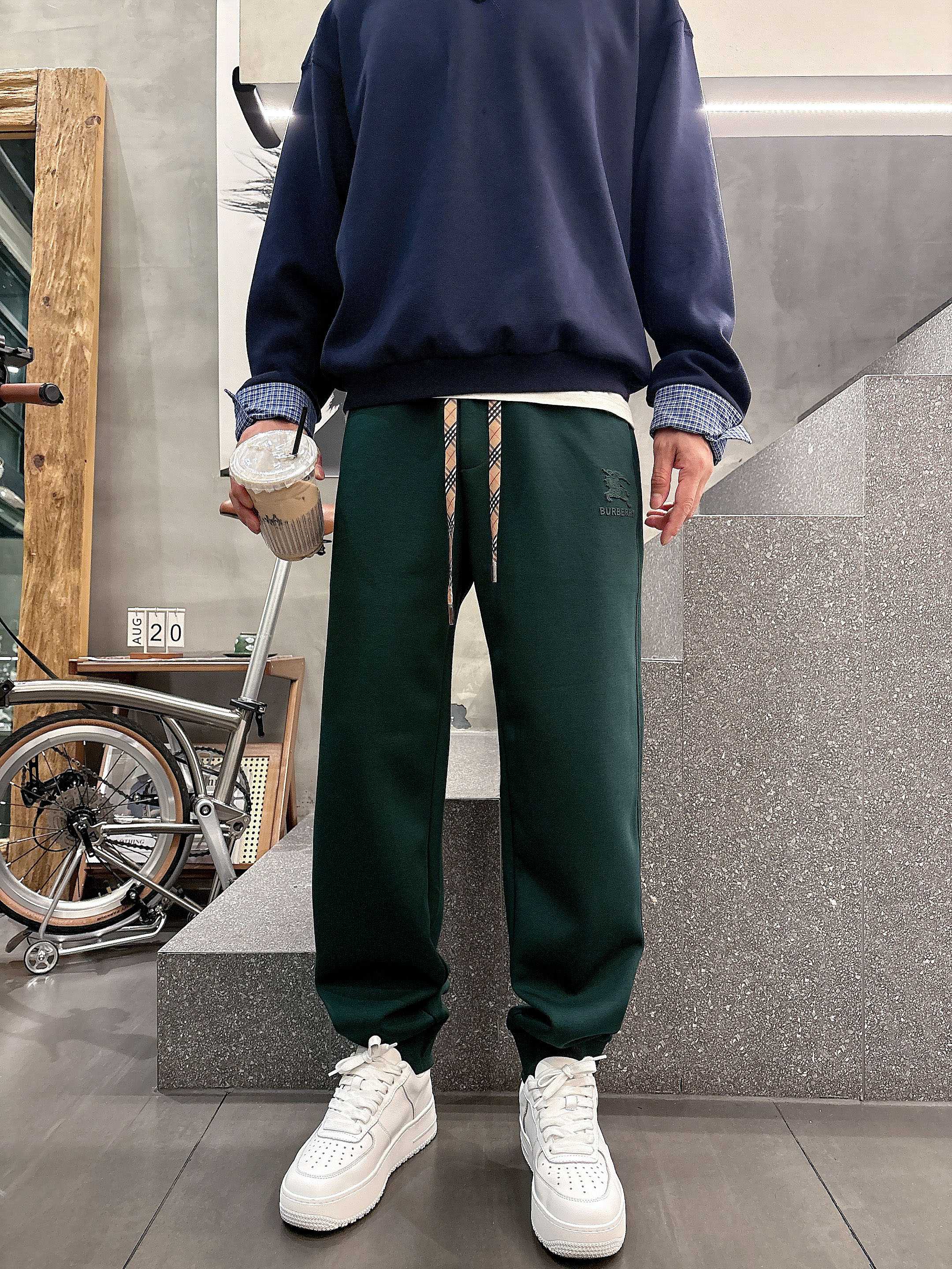 ，L2025秋款上新巴宝莉直筒微阔版型，不挑身材。独有的设计风格，定制莫代尔面料，上身柔软舒适。定制腰绳