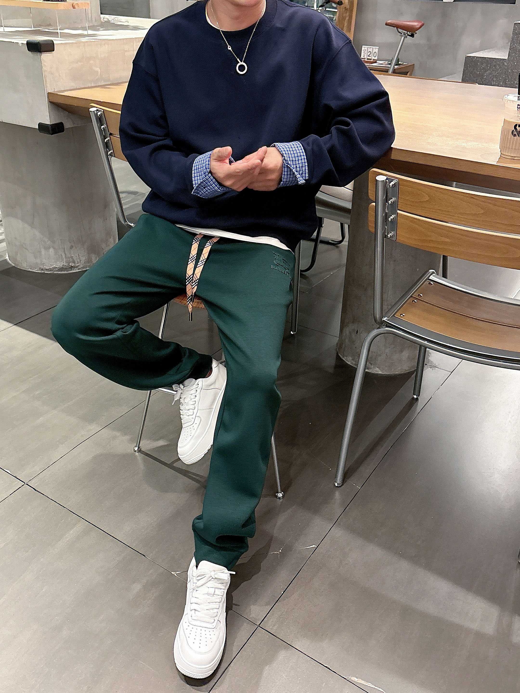 ，L2025秋款上新巴宝莉直筒微阔版型，不挑身材。独有的设计风格，定制莫代尔面料，上身柔软舒适。定制腰绳