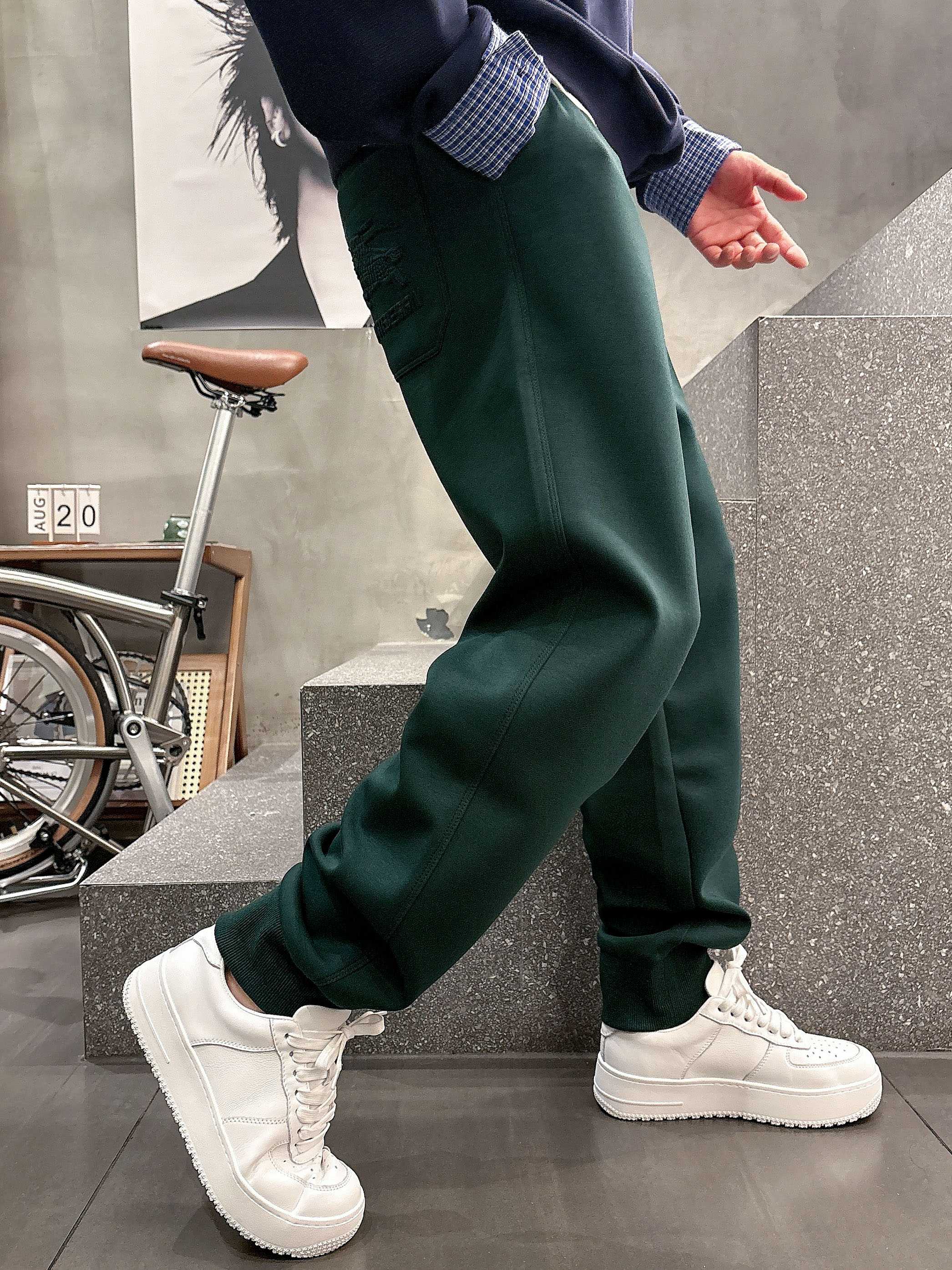 ，L2025秋款上新巴宝莉直筒微阔版型，不挑身材。独有的设计风格，定制莫代尔面料，上身柔软舒适。定制腰绳