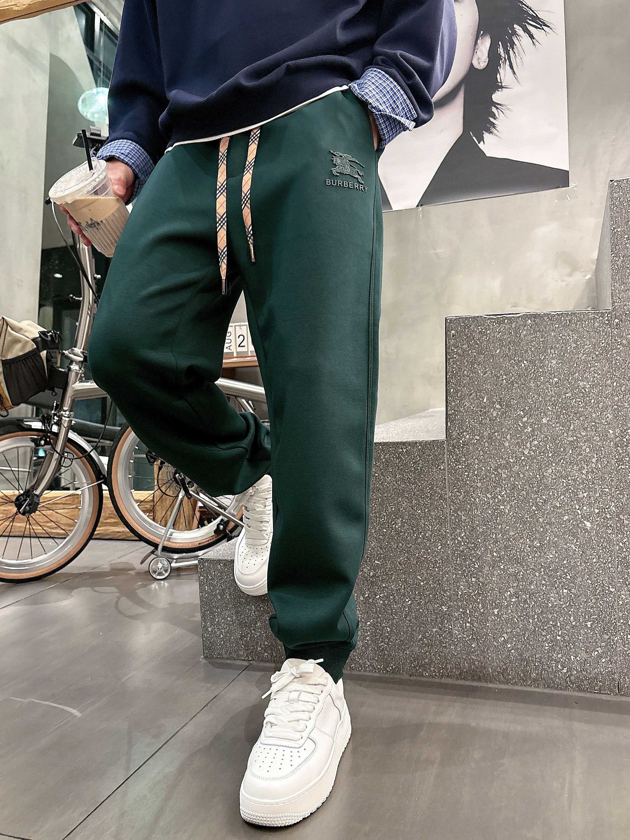 ，L2025秋款上新巴宝莉直筒微阔版型，不挑身材。独有的设计风格，定制莫代尔面料，上身柔软舒适。定制腰绳