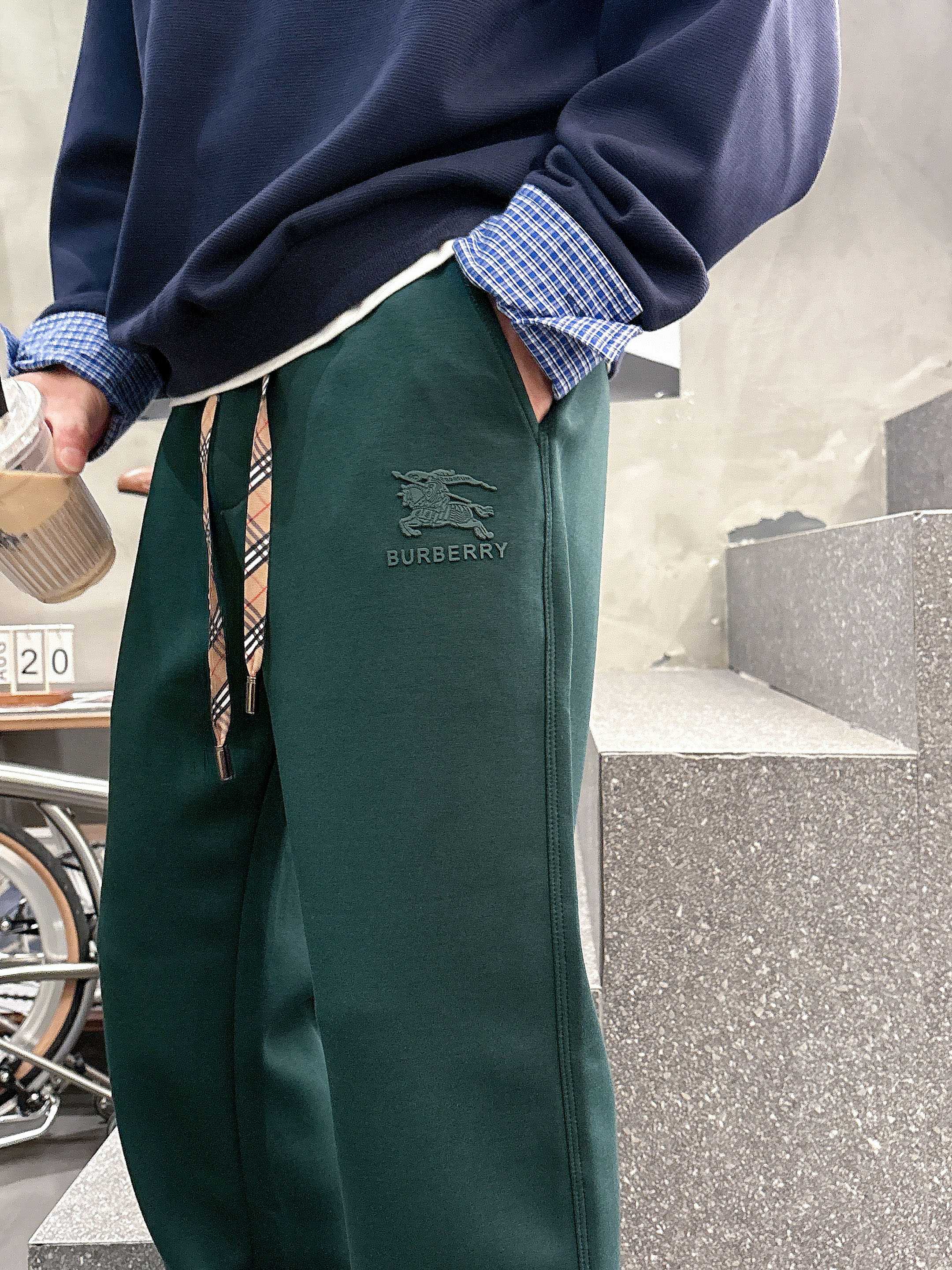 ，L2025秋款上新巴宝莉直筒微阔版型，不挑身材。独有的设计风格，定制莫代尔面料，上身柔软舒适。定制腰绳