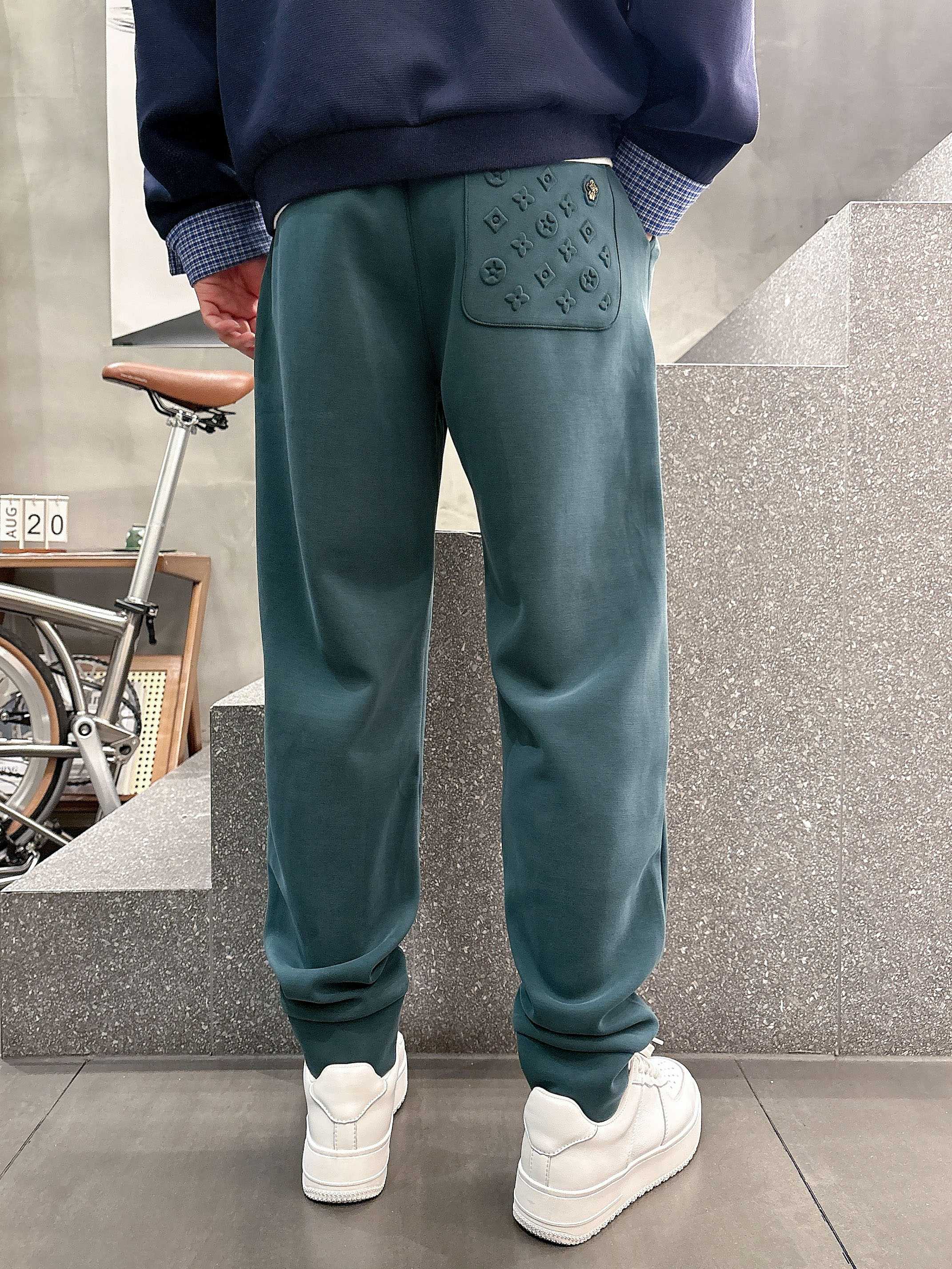 ，L2025秋款上新LV直筒微阔版型，不挑身材。独有的设计风格，定制雅赛尔面料，上身柔软舒适。定制腰绳，