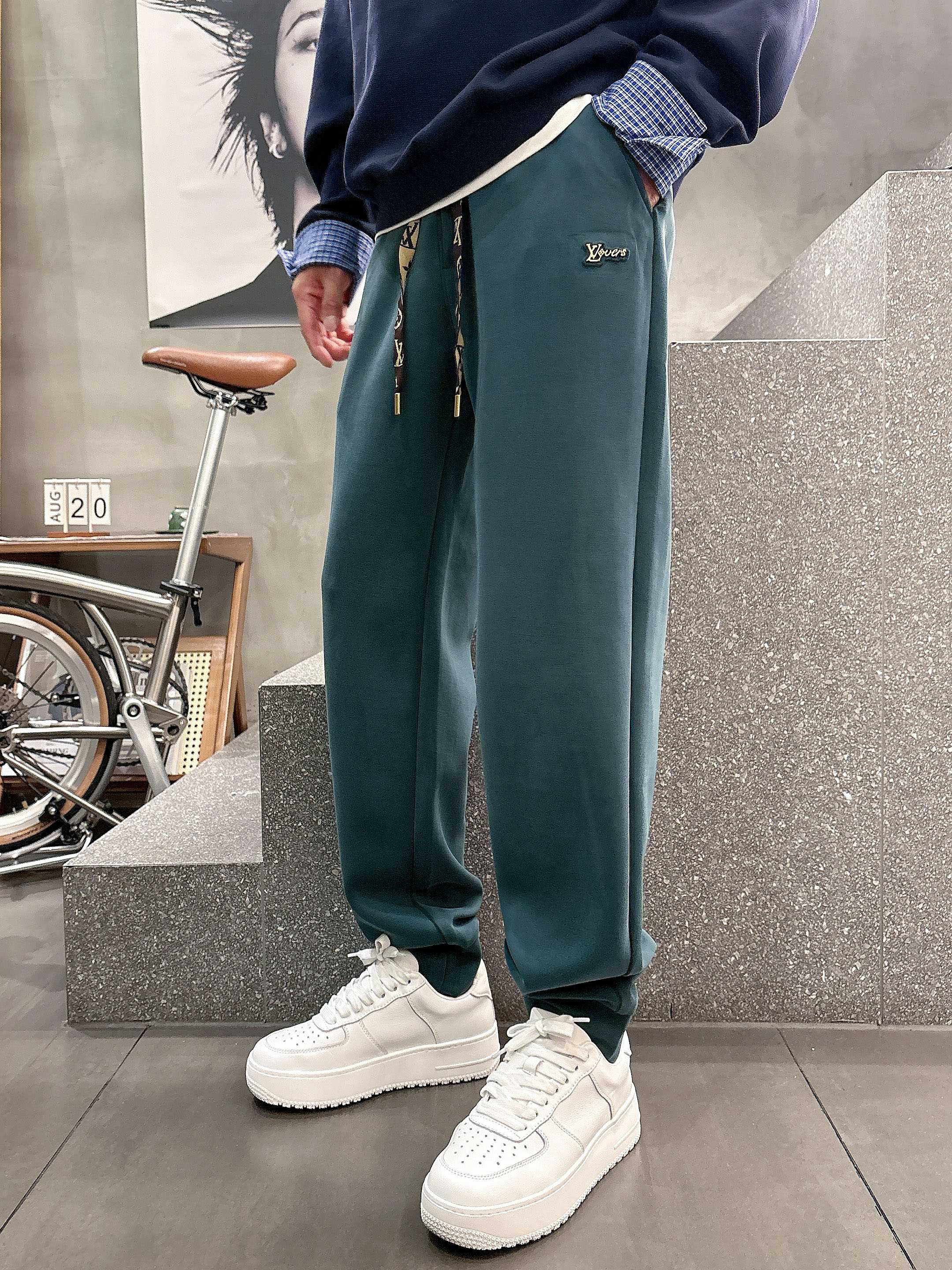 ，L2025秋款上新LV直筒微阔版型，不挑身材。独有的设计风格，定制雅赛尔面料，上身柔软舒适。定制腰绳，