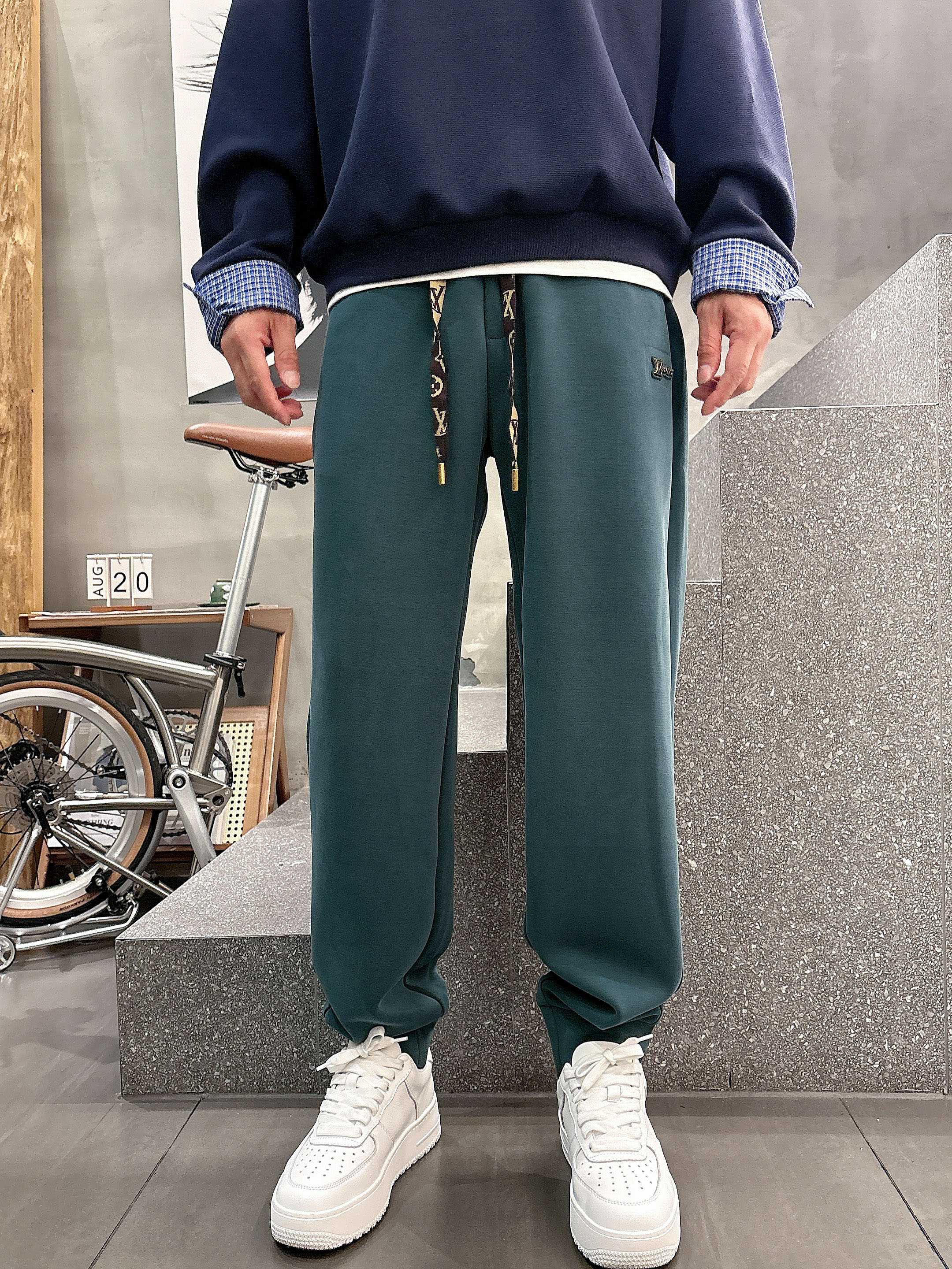 ，L2025秋款上新LV直筒微阔版型，不挑身材。独有的设计风格，定制雅赛尔面料，上身柔软舒适。定制腰绳，